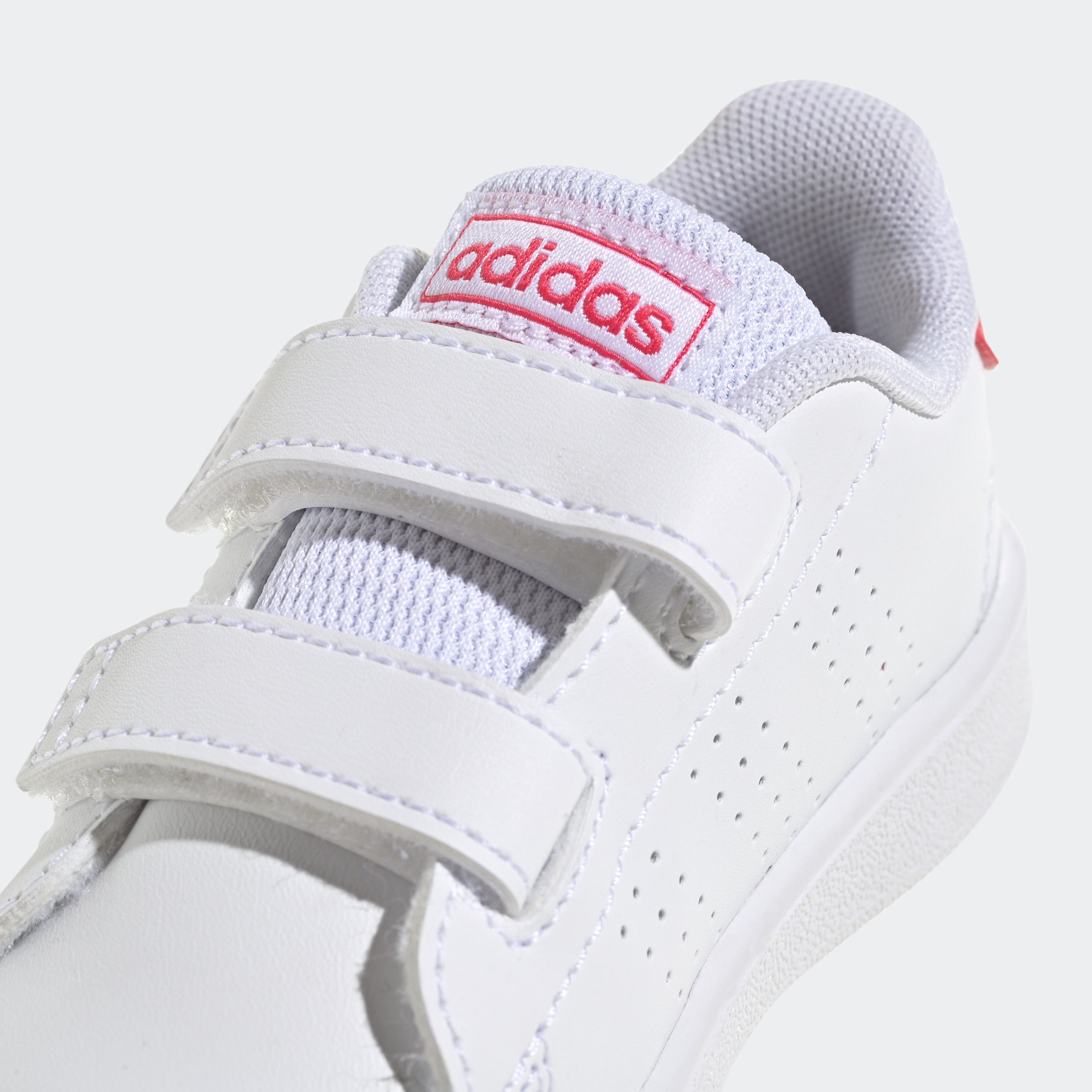 Design bei auf LIFESTYLE »ADVANTAGE Stan Sportswear adidas des TWO ♕ Sneaker den Spuren COURT HOOK-AND-LOOP«, Smith adidas