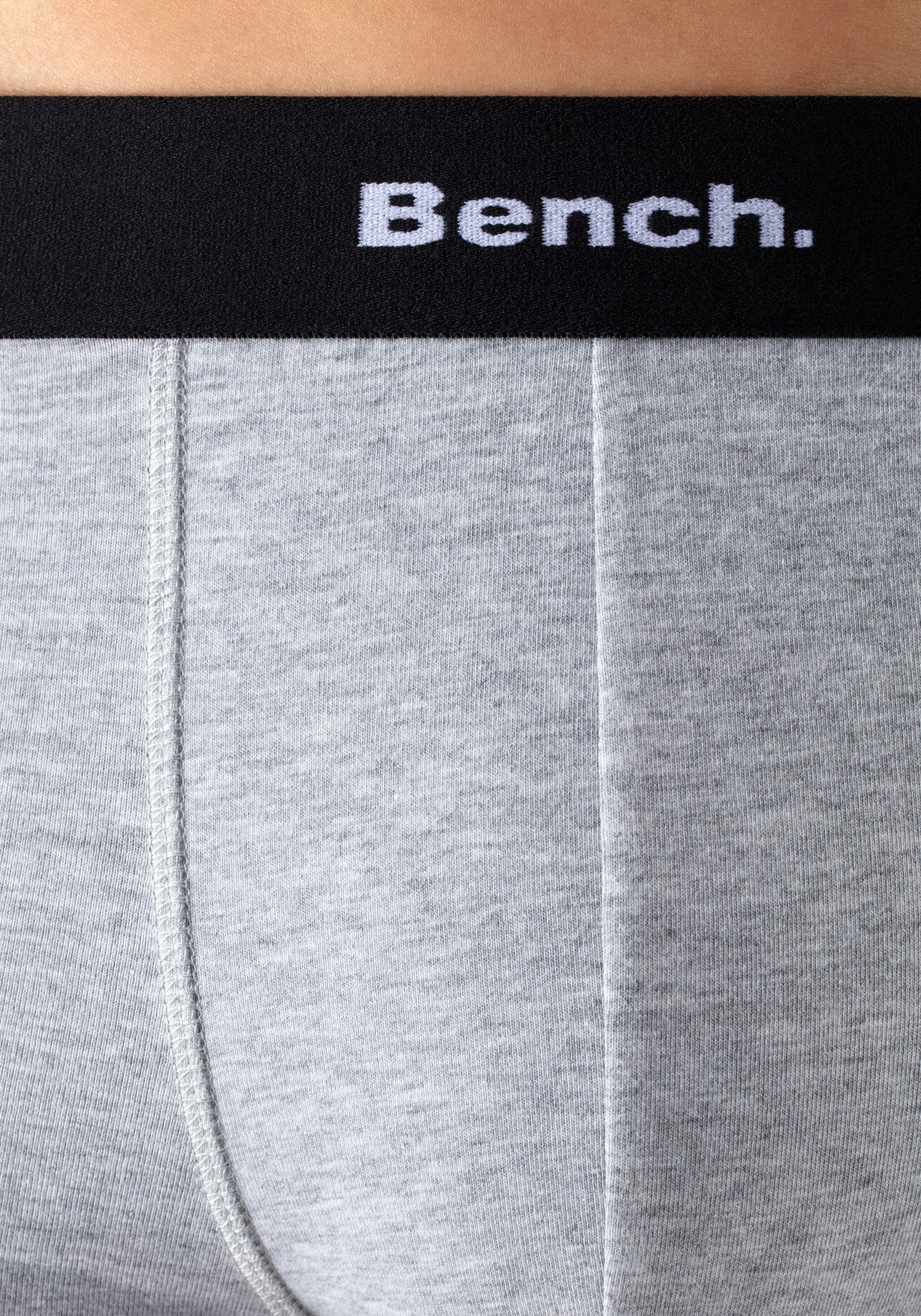 Bench. Boxershorts, (Packung, 4 St.), in Hipster-Form mit kontrastfarbenem Bund