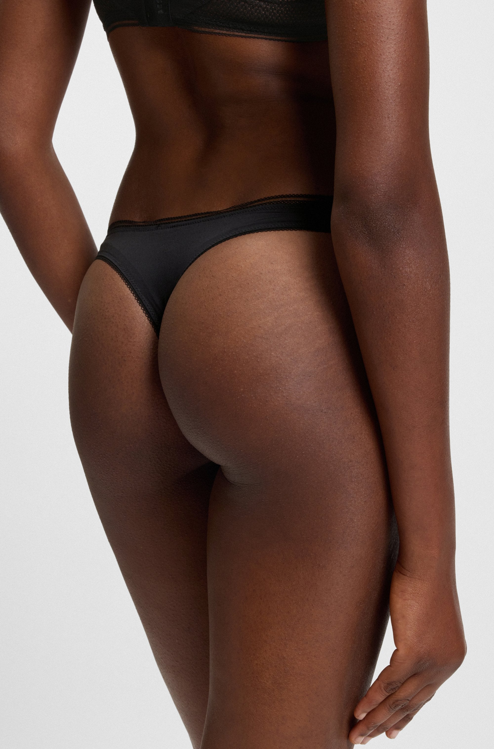 BOSS String »Pure« körpernahe Form, mit Spitzeneinsatz