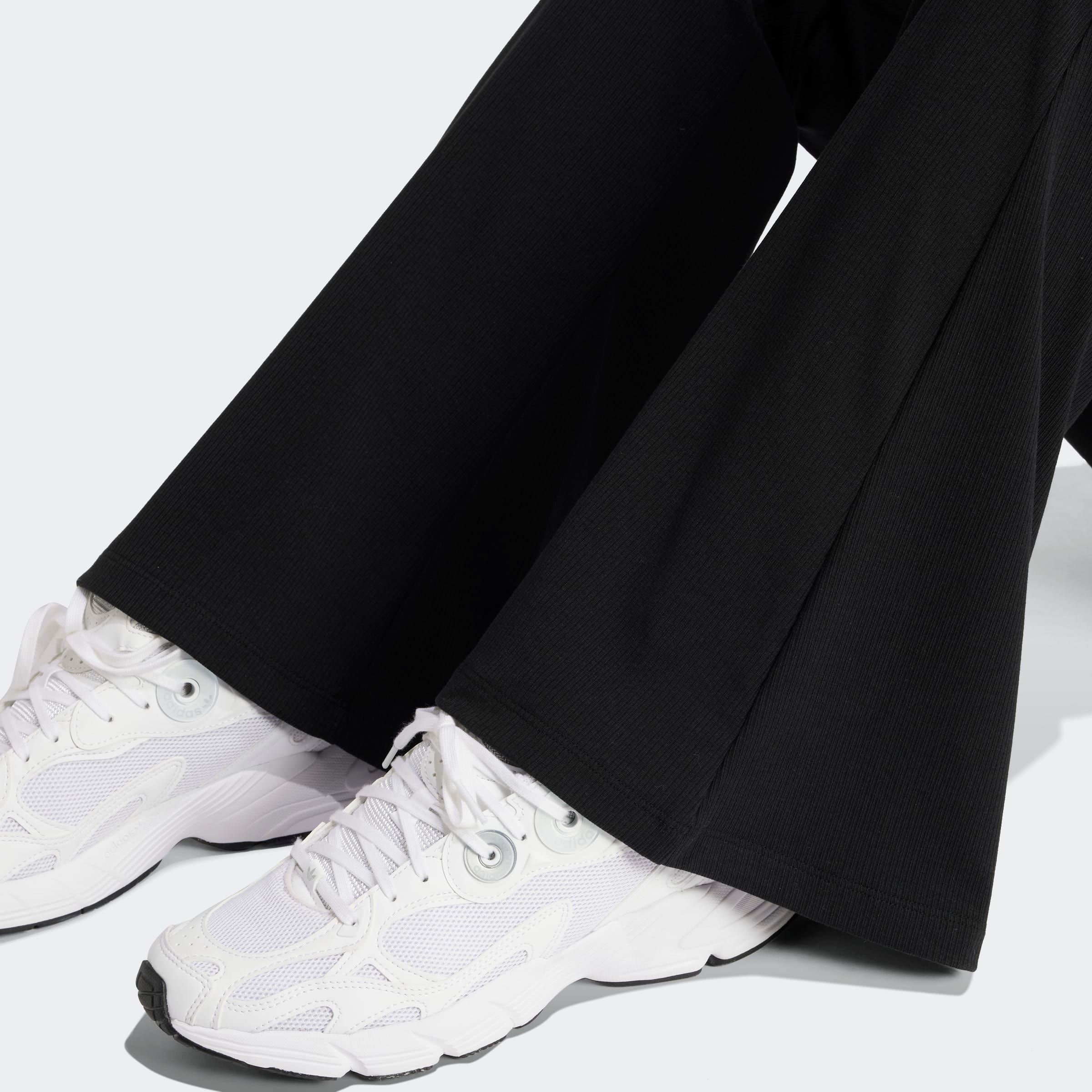 adidas Originals Leggings »ESS FL LEGGINGS«, (1 tlg.), mit ausgestelltem Bein und Ripp Optik, hoher Bund