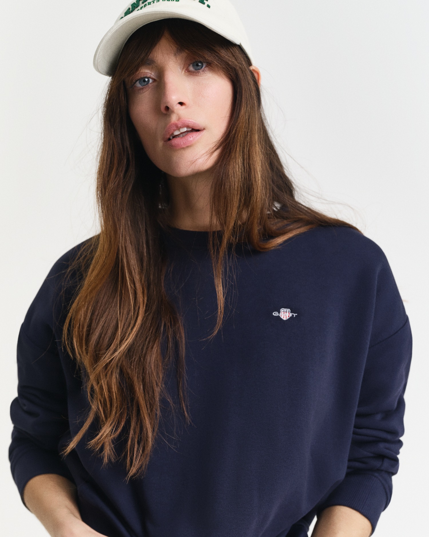 Gant Sweatshirt »SHIELD C-NECK SWEAT«, Grafische GANT-Stickerei auf der Brust
