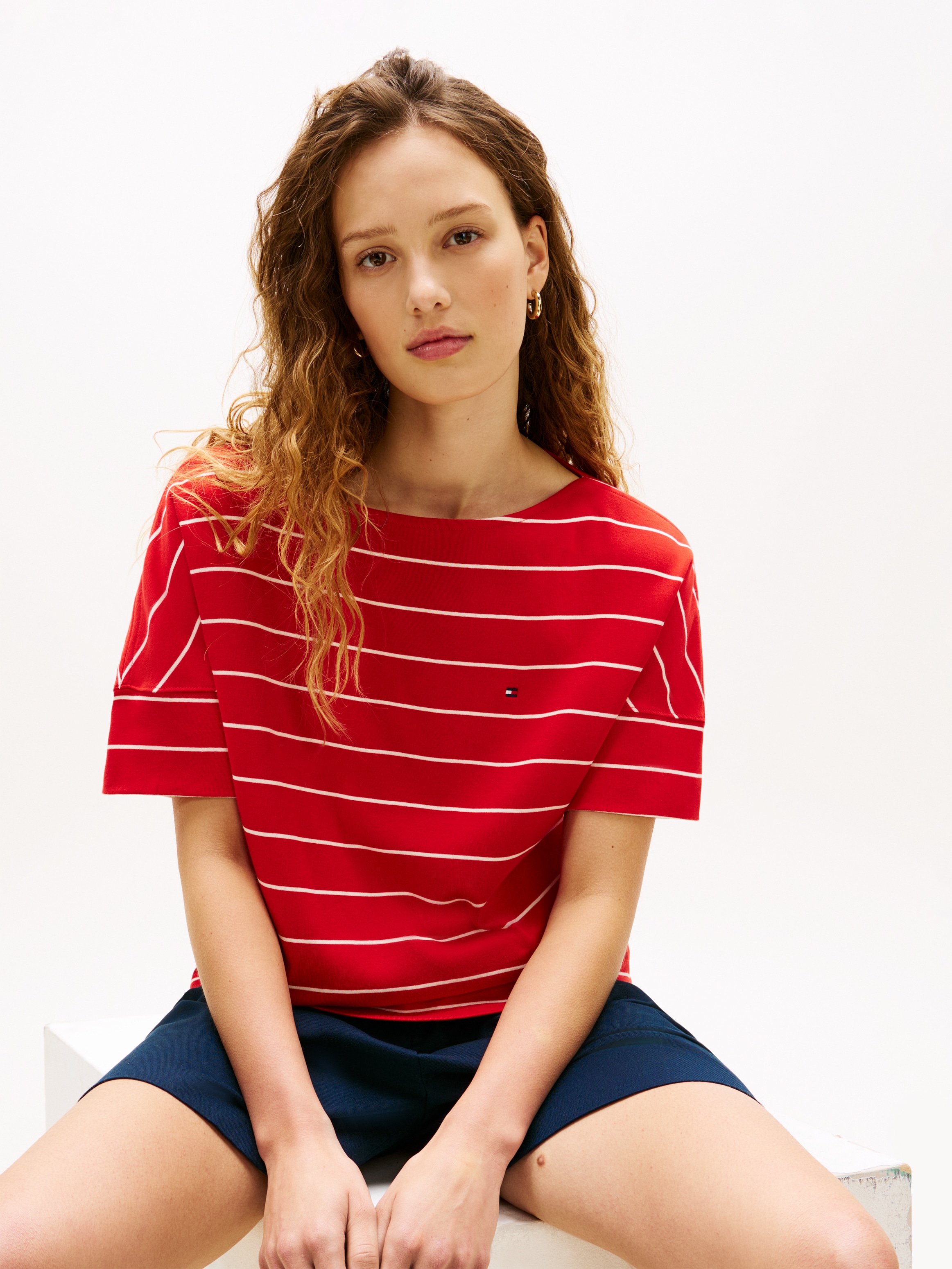 Tommy Hilfiger Kurzarmshirt »MDRN CODY SS SLV C-NK TEE« mit dezenter Logo-Stickerei, Relaxed Fit