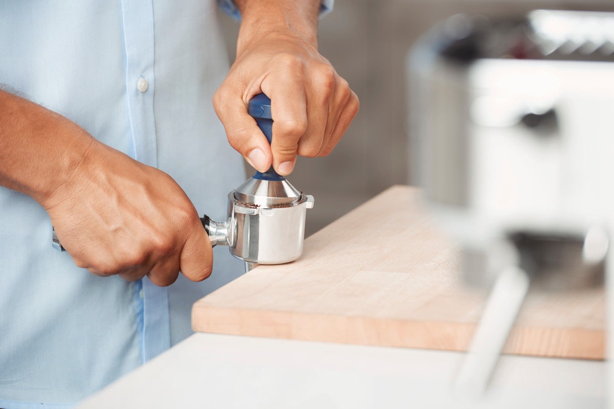 De'Longhi Espressomaschine »ECKG6821.M«, Siebträger, inkl. Kaffeemühle, Tamper, Abschlagbox+ Kännchen