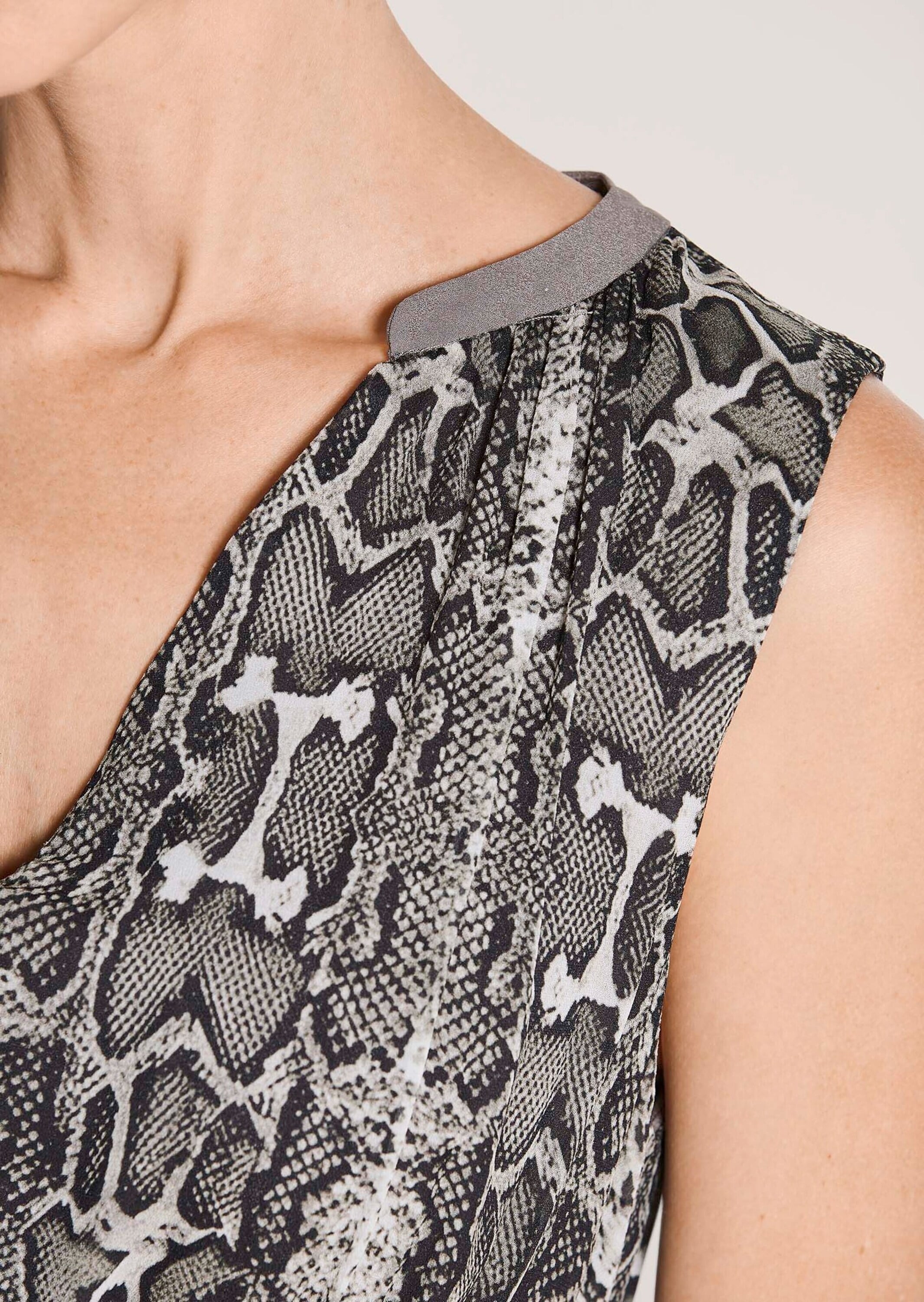MADELEINE Midikleid »Chiffonkleid Sommerkleid mit Schlangenmuster« Kleid hinten länger als vorne