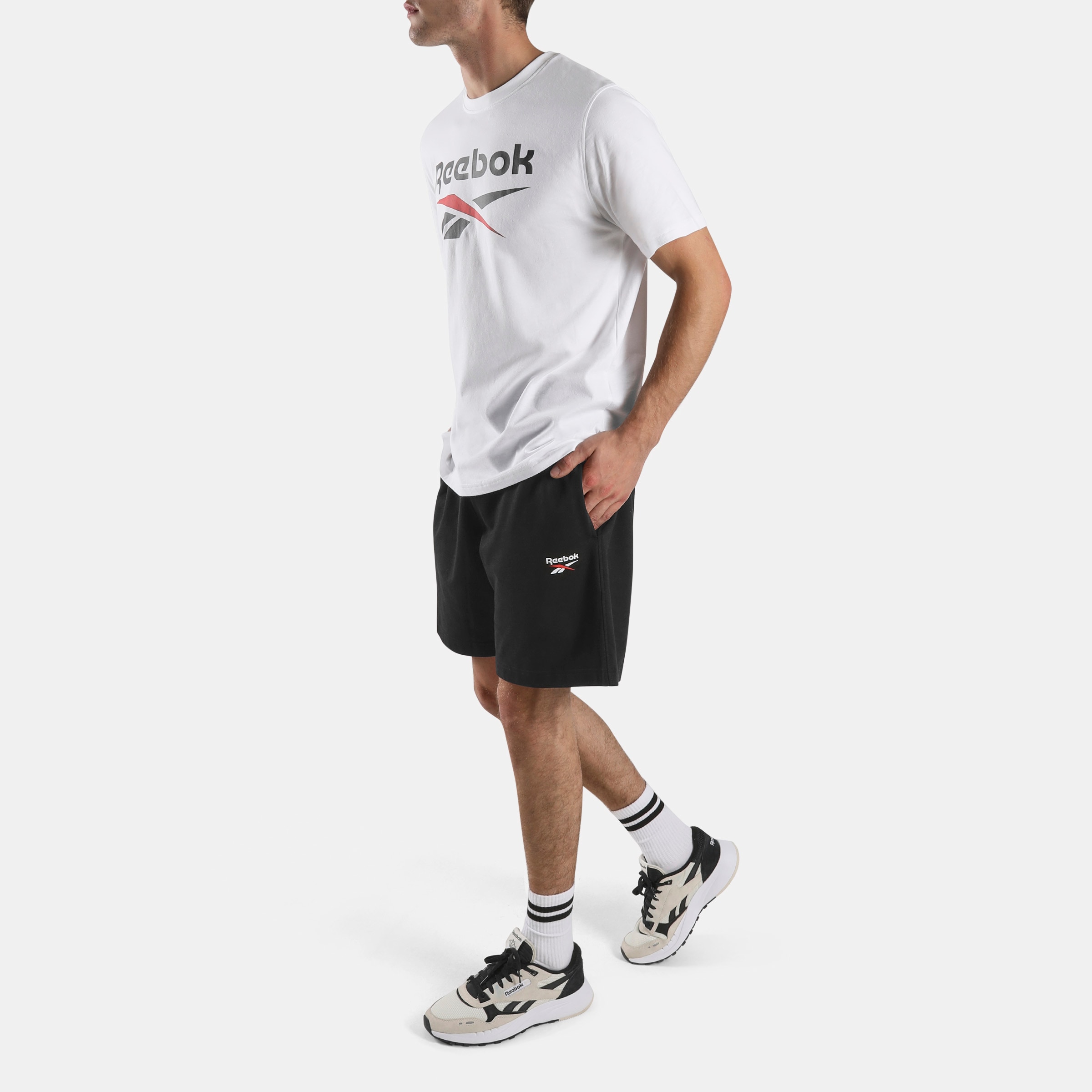 Reebok Sweatshorts »ID SMALL LOGO SHORTS«  sportlicher Look, für Sportmode und Streetwear