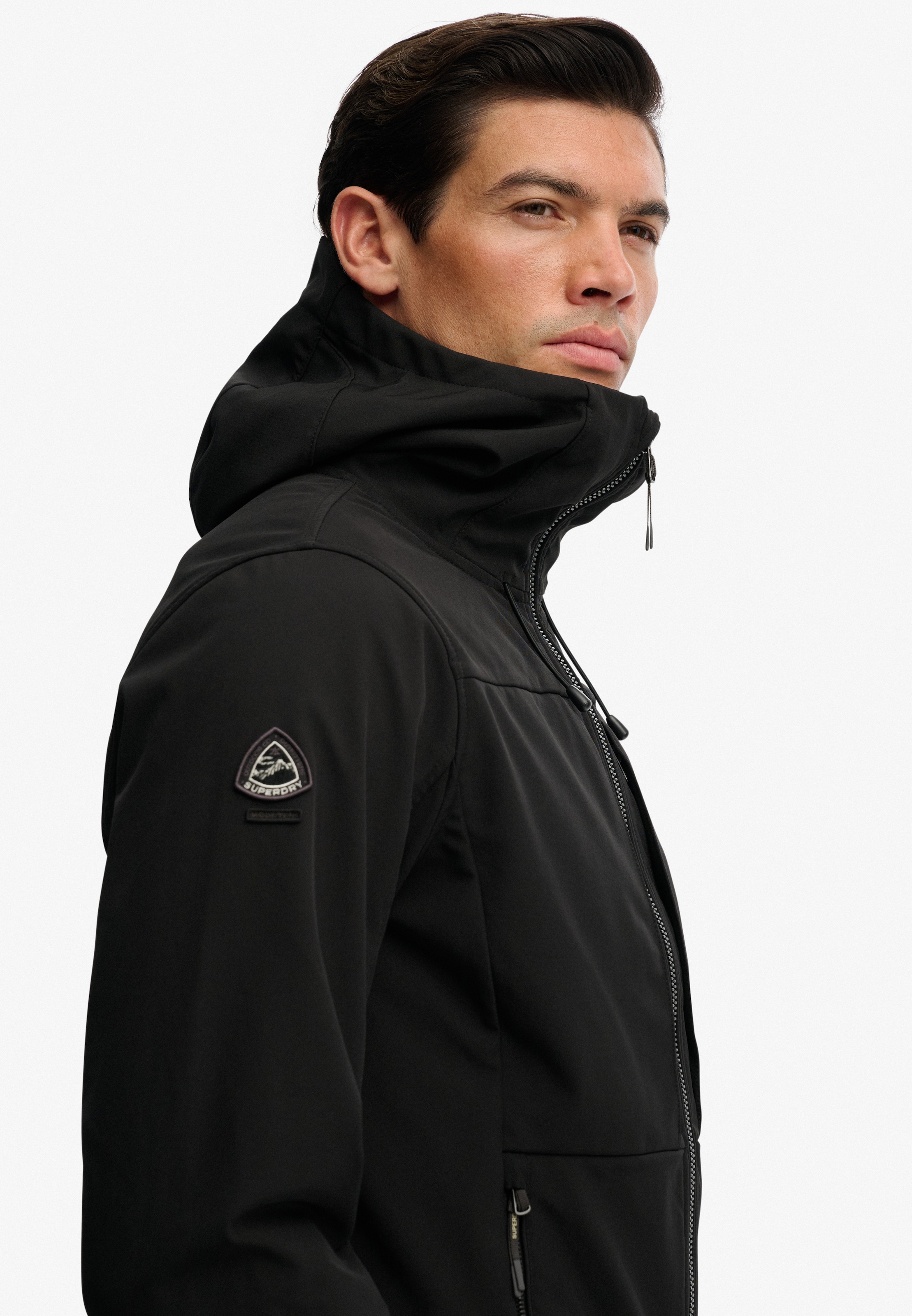 Superdry Outdoorjacke »HOODED SOFTSHELL TREKKER JKT« mit Kapuze mit Materialmix aus Polyester und Elasthan, Relaxed Fit
