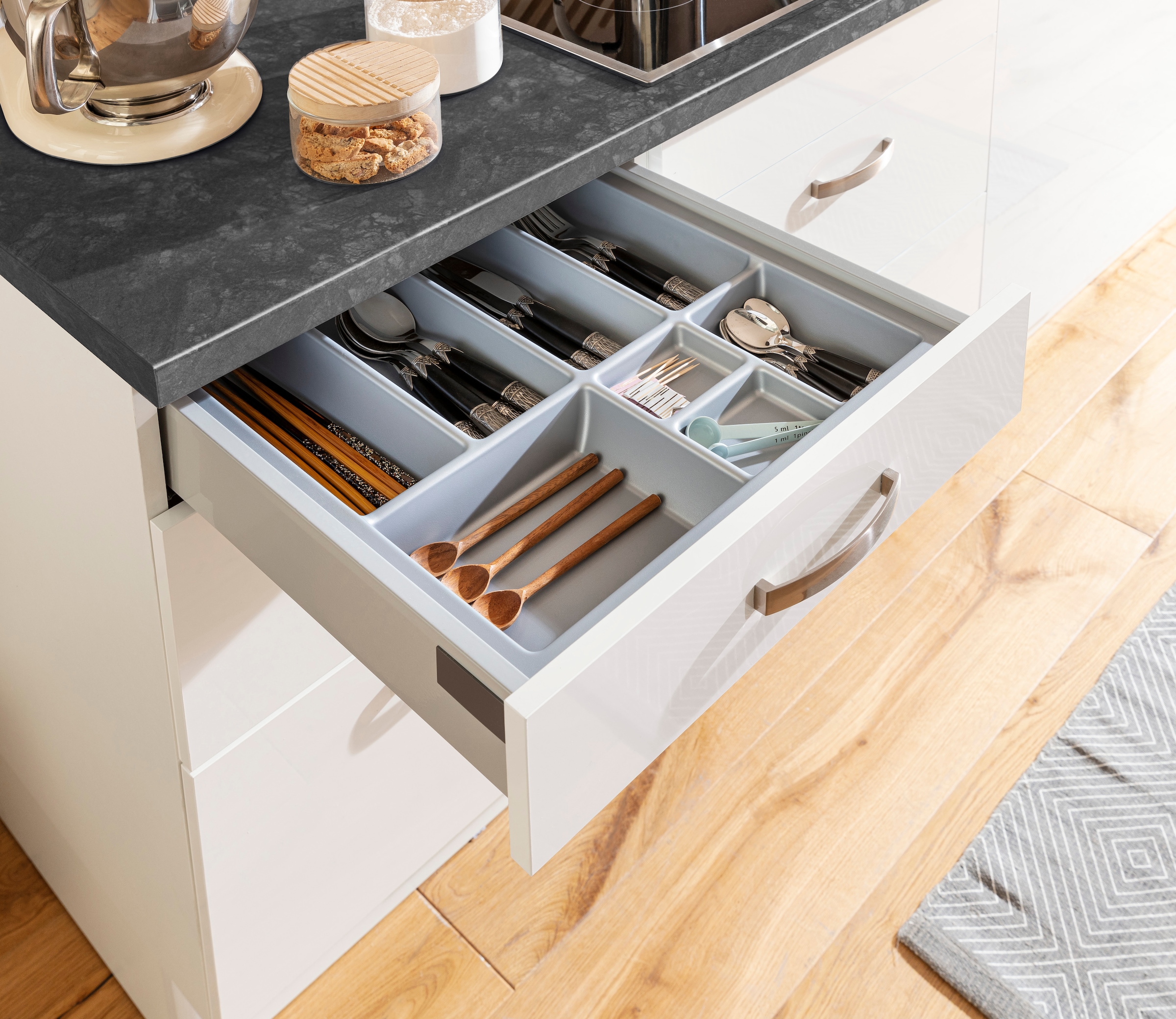 OPTIFIT Küchenzeile »Cara mit Hanseatic E-Geräten«, Breite 400 cm, Induktionskochfeld, Soft-Close-Funktion, Vollauszüge