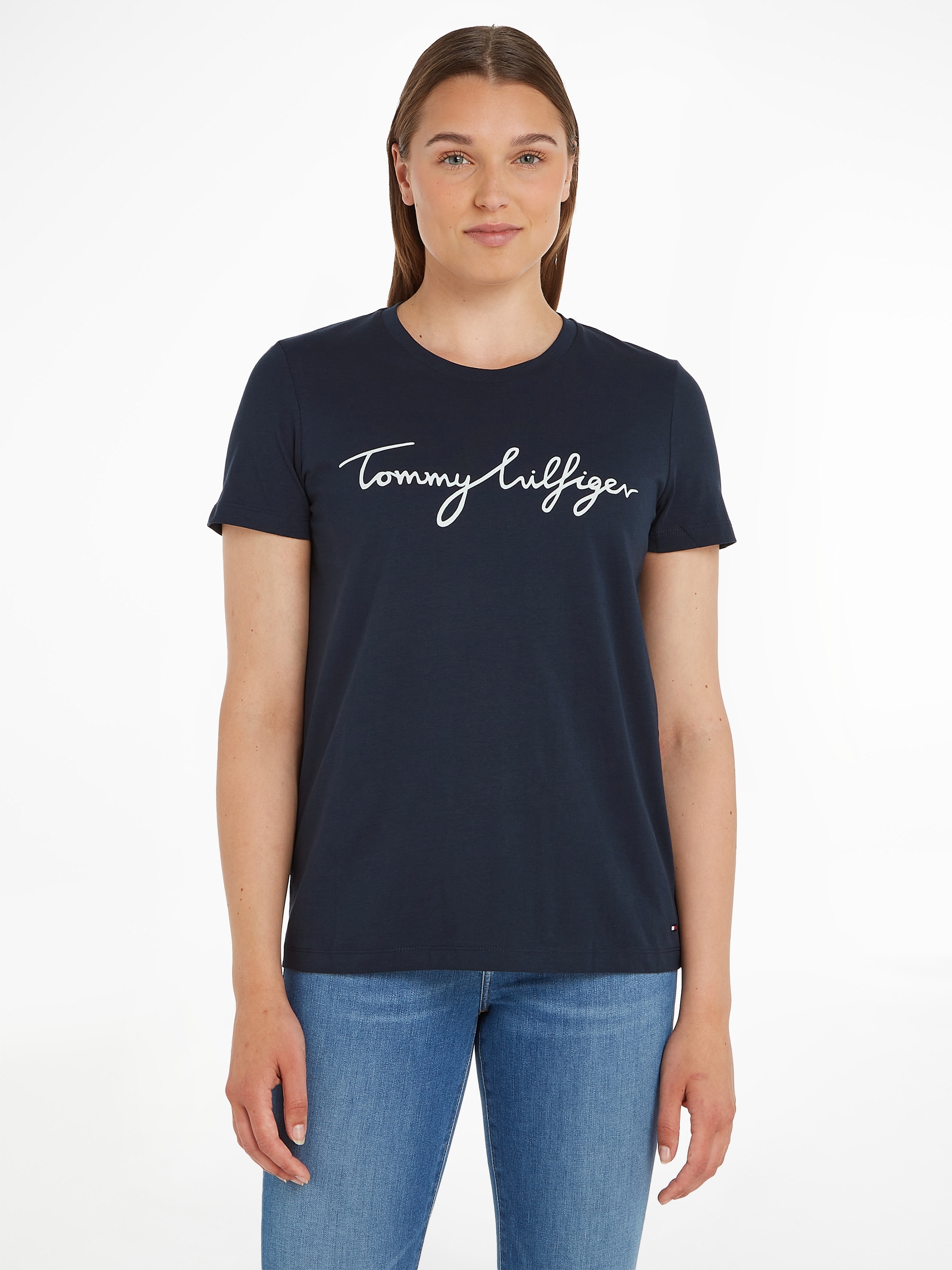 Tommy Hilfiger T-Shirt & NECK Logo-Flag ♕ am Tommy mit TEE«, Script Saum »HERITAGE Logo-Schriftzug CREW GRAPHIC Hilfiger bei