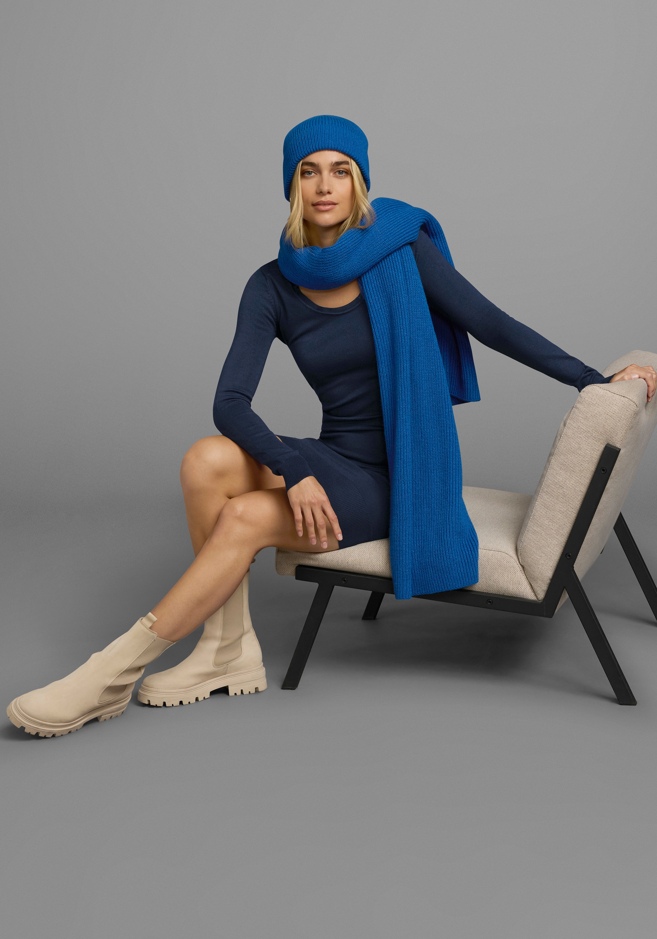 AJC Strickkleid, figurbetont, aus Viskose und Polyamid, Langarm, mit Rippbündchen