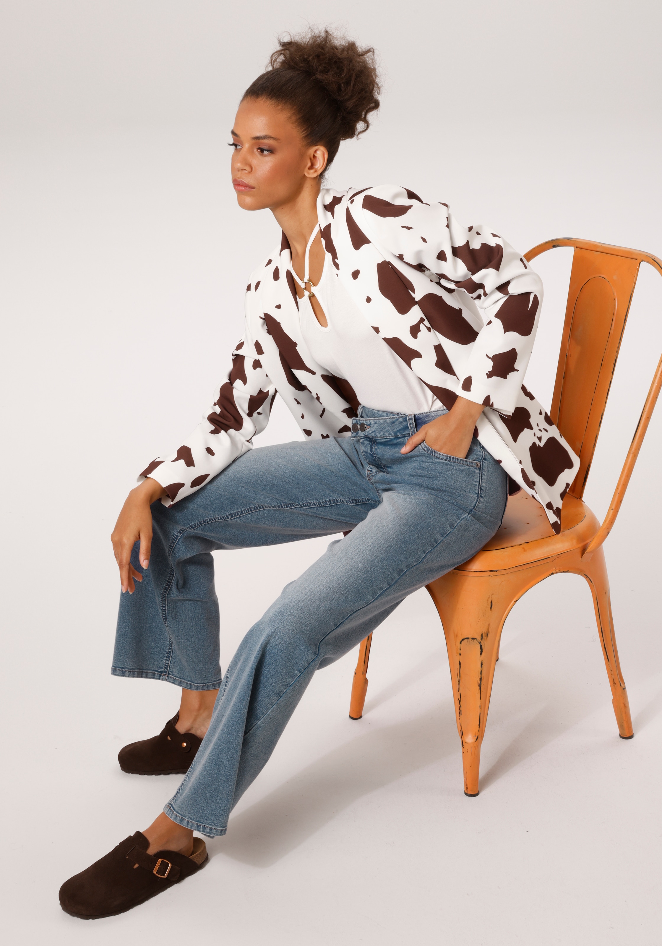 Aniston CASUAL Straight-Jeans mit extravaganten, asymmetrischem Verschluss - NEUE KOLLEKTION