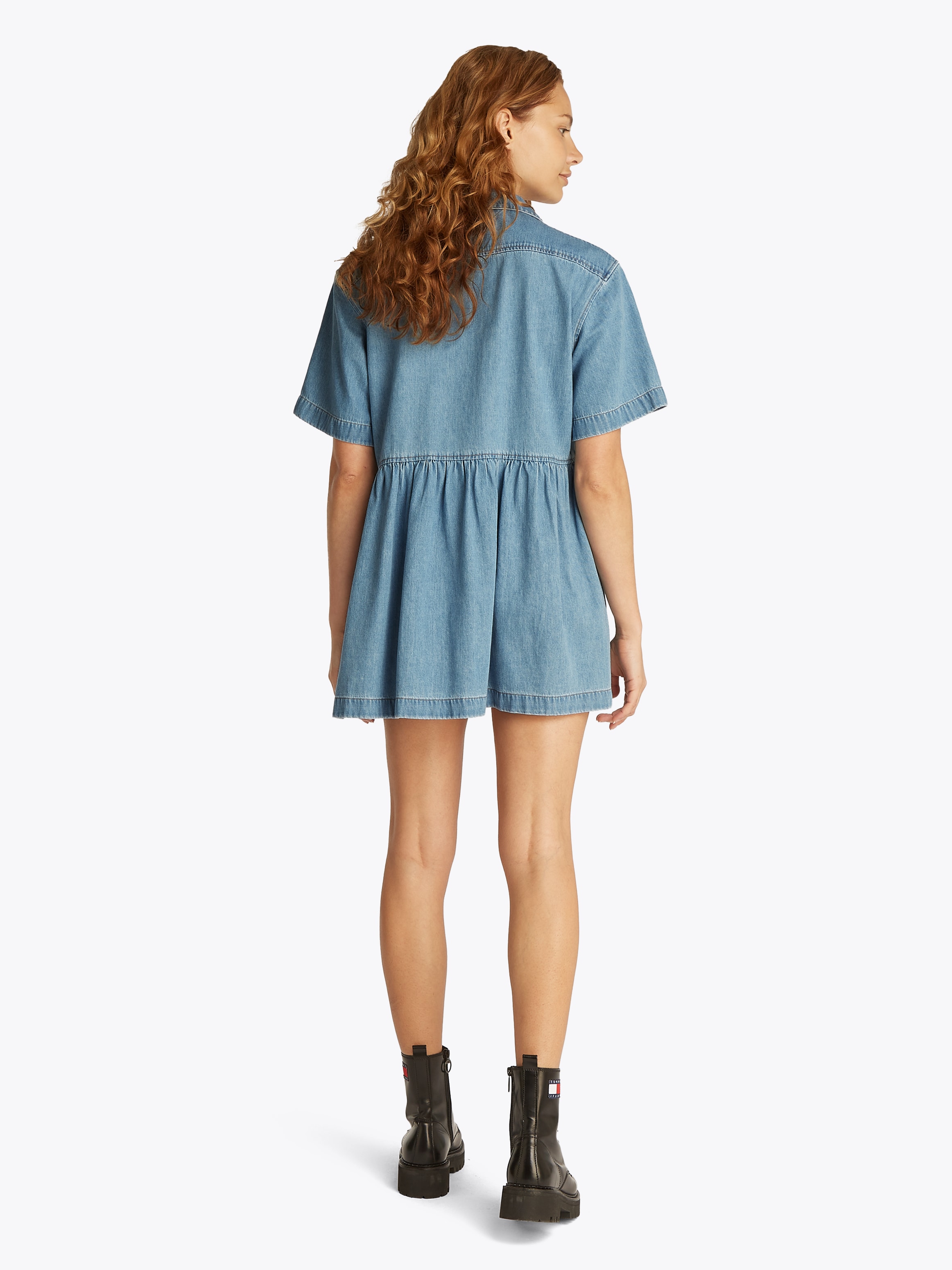 Tommy Jeans Jeanskleid »TJW LT DENIM DRESS EXT«, in Mini-Länge, mit Logostickerei, in blauer Waschung