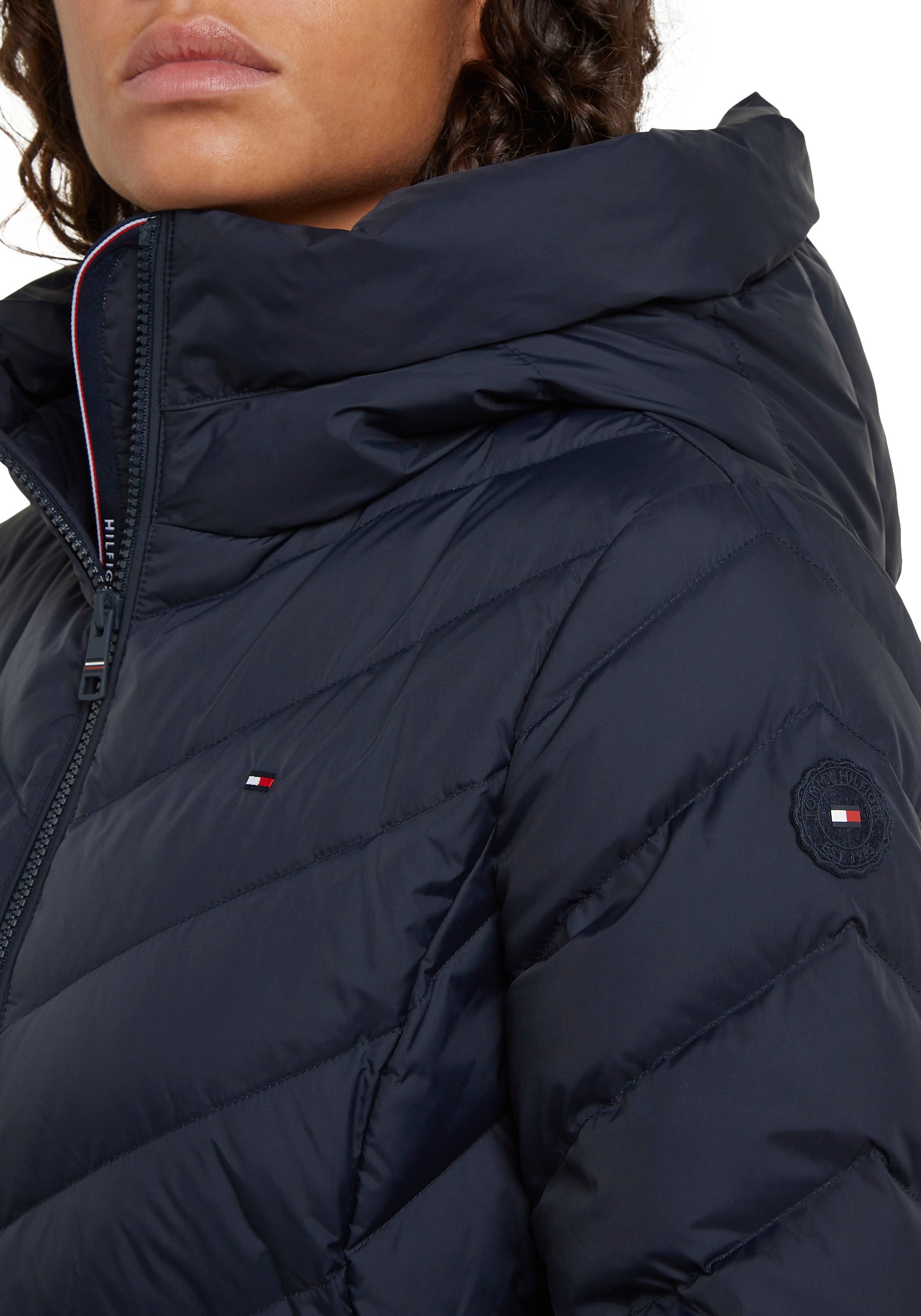 Tommy Hilfiger Steppjacke »CHEVRON MW PADDED JACKET«, mit Kapuze, mit mittelstarker Wattierung und Tommy Hilfiger Markenlabel