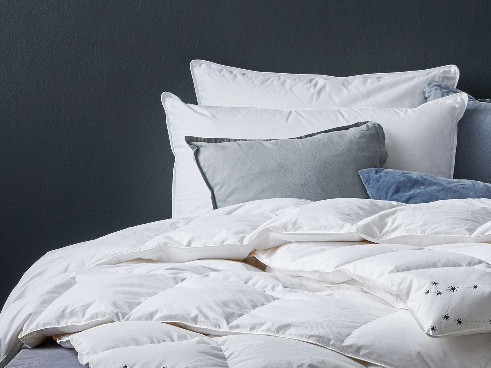 Universe of sleeping 3-Kammer-Kopfkissen »Mercury 3-Kammer Kopfkissen, 90% Daunenfüllung, natürliche Materialien«, Füllung: 90% Entendaunen/10% Federn im AuÎ²enkammer, (1 St.), Hochwertige Kissen, 40x80 cm. in Medium Höhe, Made in Denmark