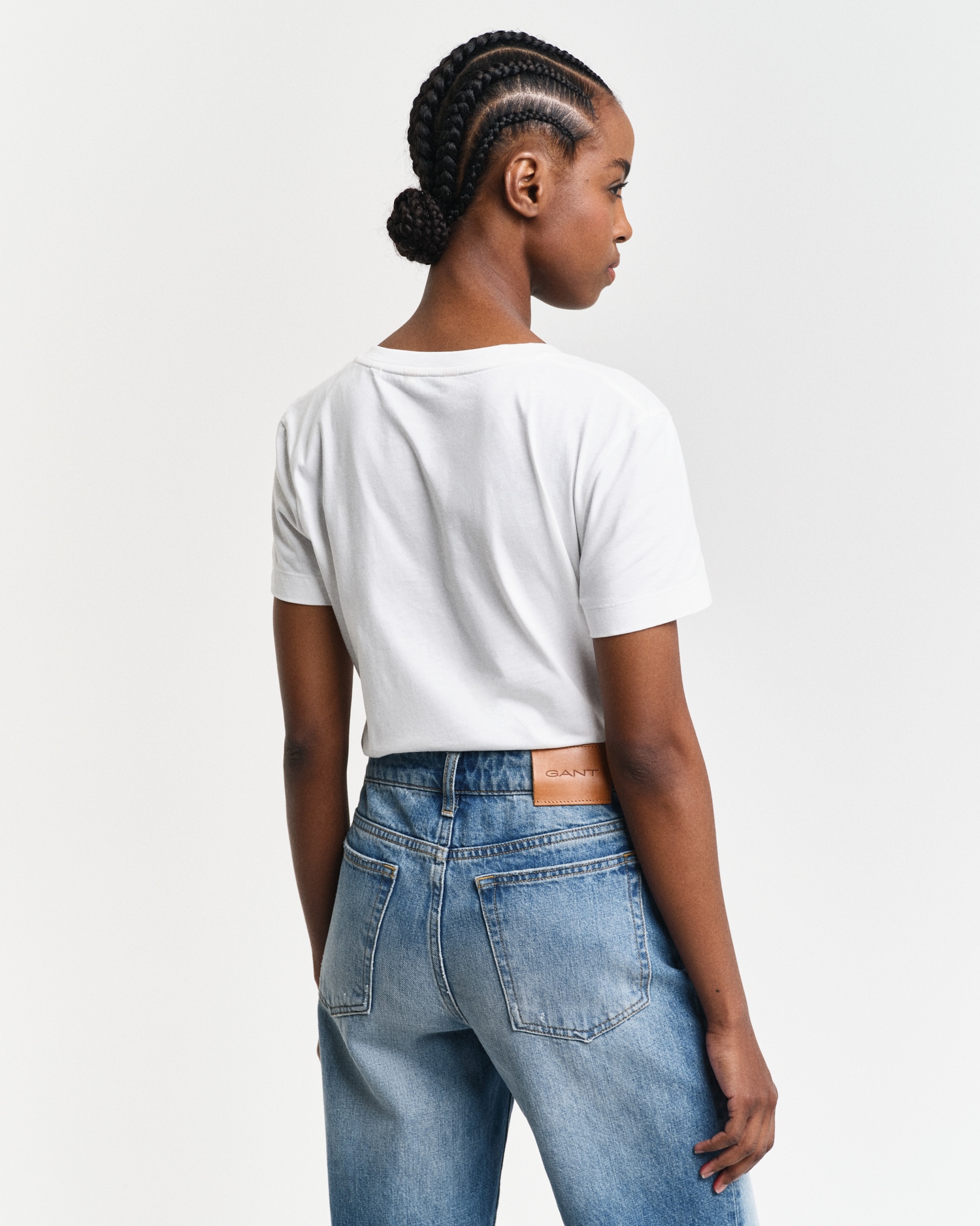 Gant T-Shirt »REG SHIELD KA V-NECK T-SHIRT« mit einer kleinen Logostickerei auf der Brust