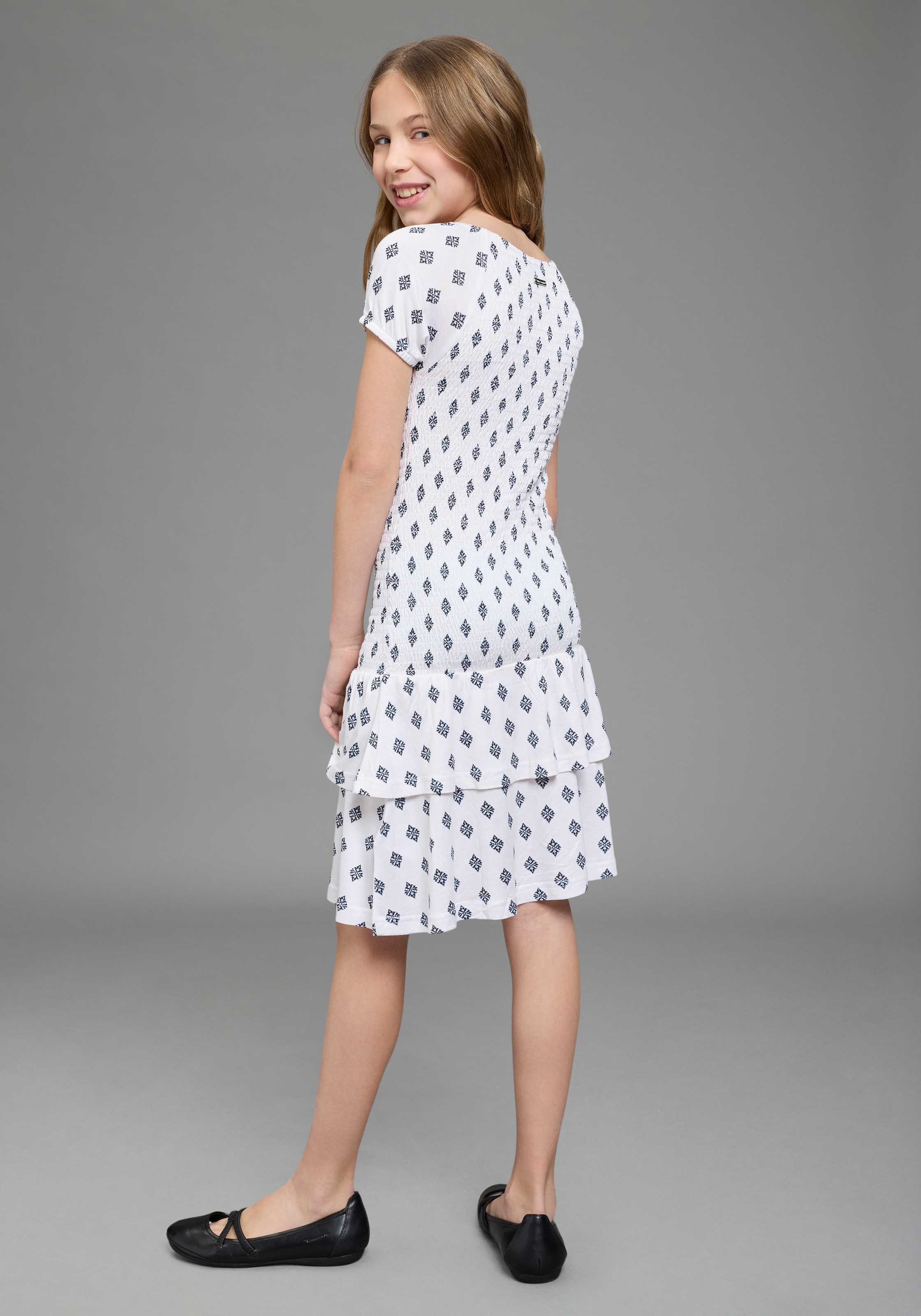 Bruno Banani Jerseykleid »Allover gemustertes Smoke Kleid, Carmenkleid für Mädchen« für Mädchen, mit Carmenausschnitt, aus elastischem Jersey