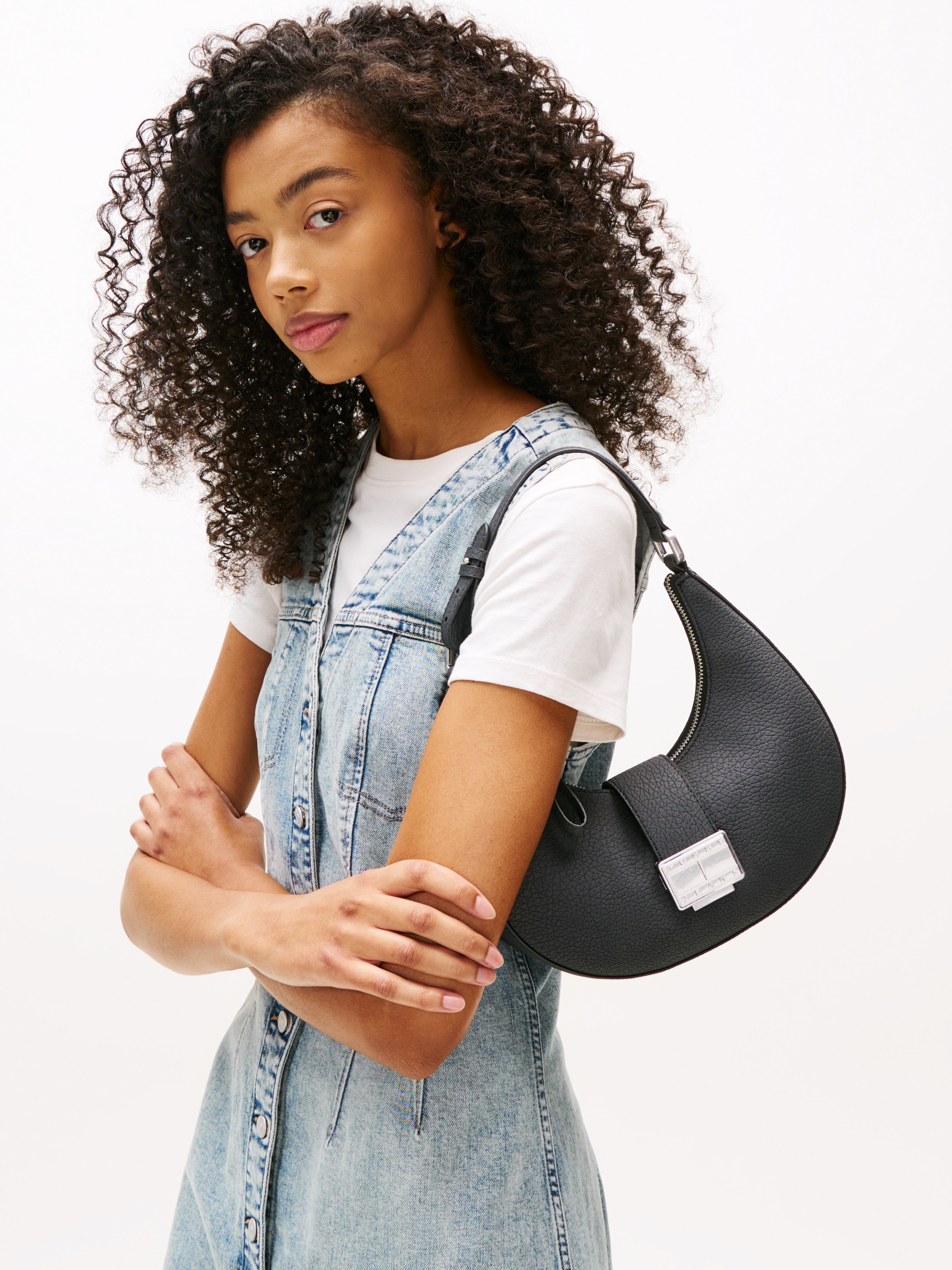 Tommy Jeans Schultertasche »TJW CRUSH SHOULDER BAG« , Damen Hobo, Umhängetasche, Tragetasche mit Logo-Schmuckelement