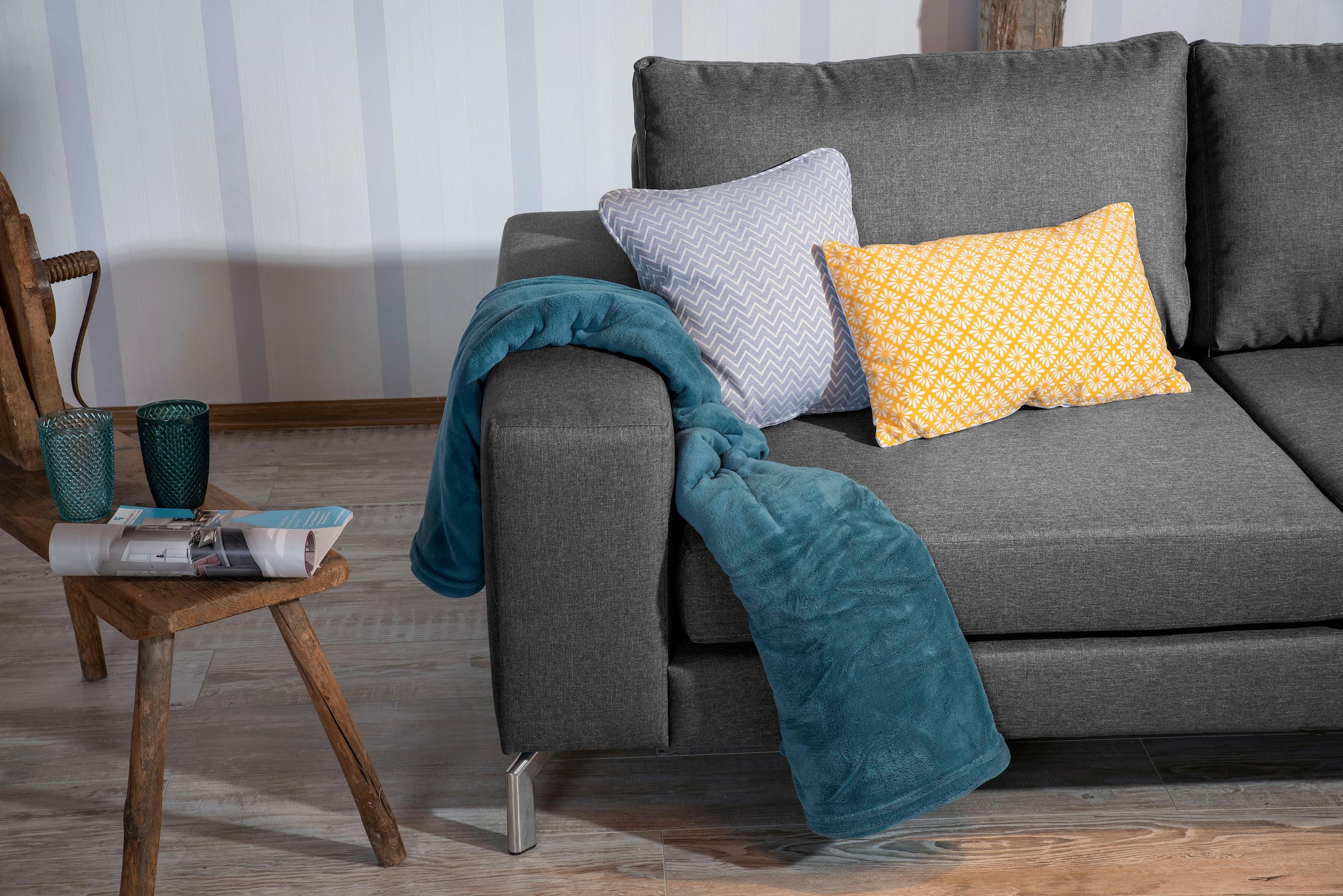 Max Winzer® Ecksofa »Flori guter Sitzkomfort, aktuelles Design, eleganter Chromfuß«, mit Longchair links oder rechts, inklusive Zierkissen
