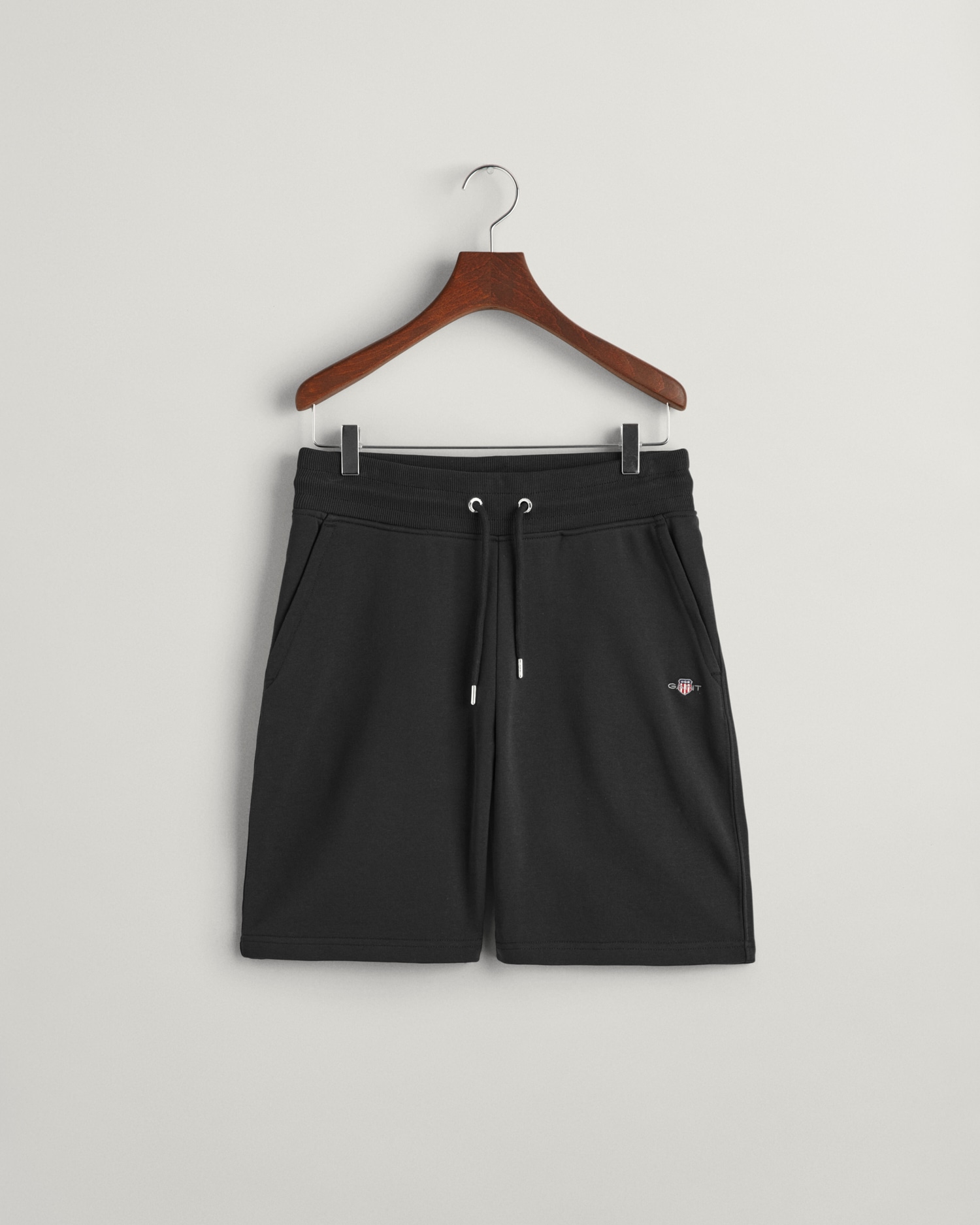 Gant Sweatshorts »REG SHIELD SWEAT SHORTS«, mit einer kleinen Logostickerei unter der Eingriffstasche