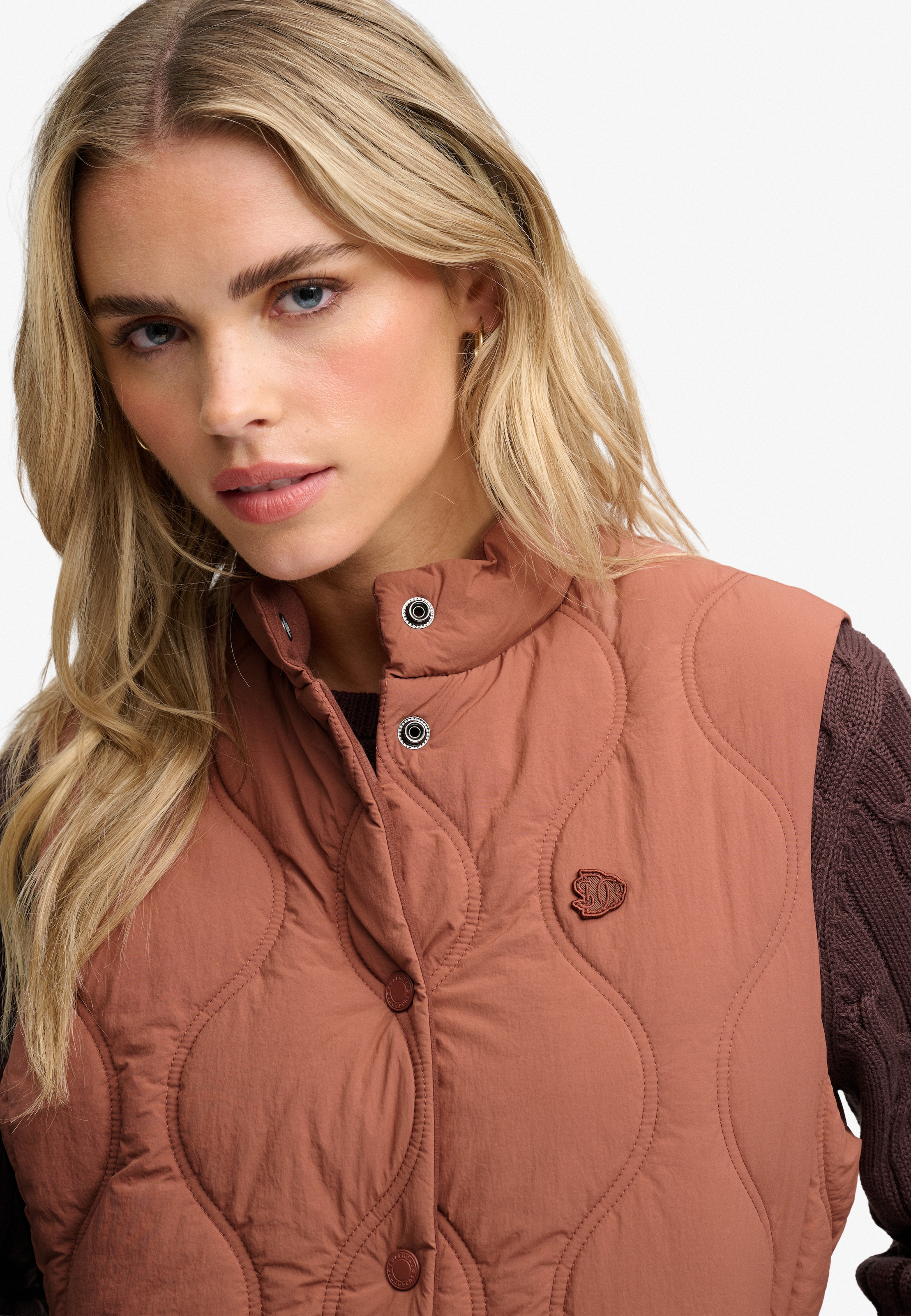 Superdry Steppweste »ONION QUILT CRINKLE SNAP GILET« aus Nylon, Slim Fit, mit Reißverschluss, in normaler Länge
