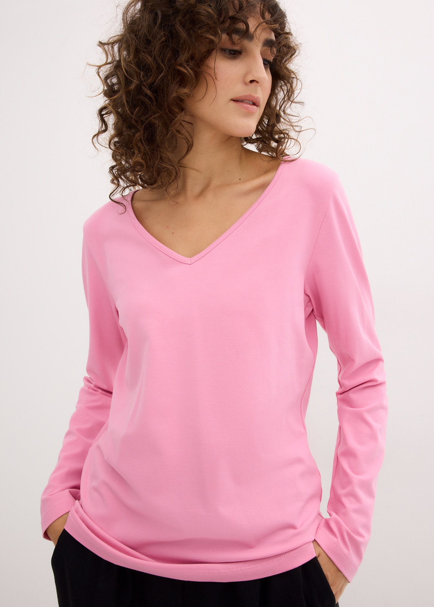 bonprix Langarmshirt »Figurbetontes Langarmshirt (2er Pack)« Packung, 2 Stk. Slim fit Passform, mit V-Ausschnitt, aus Baumwolle und Elasthan