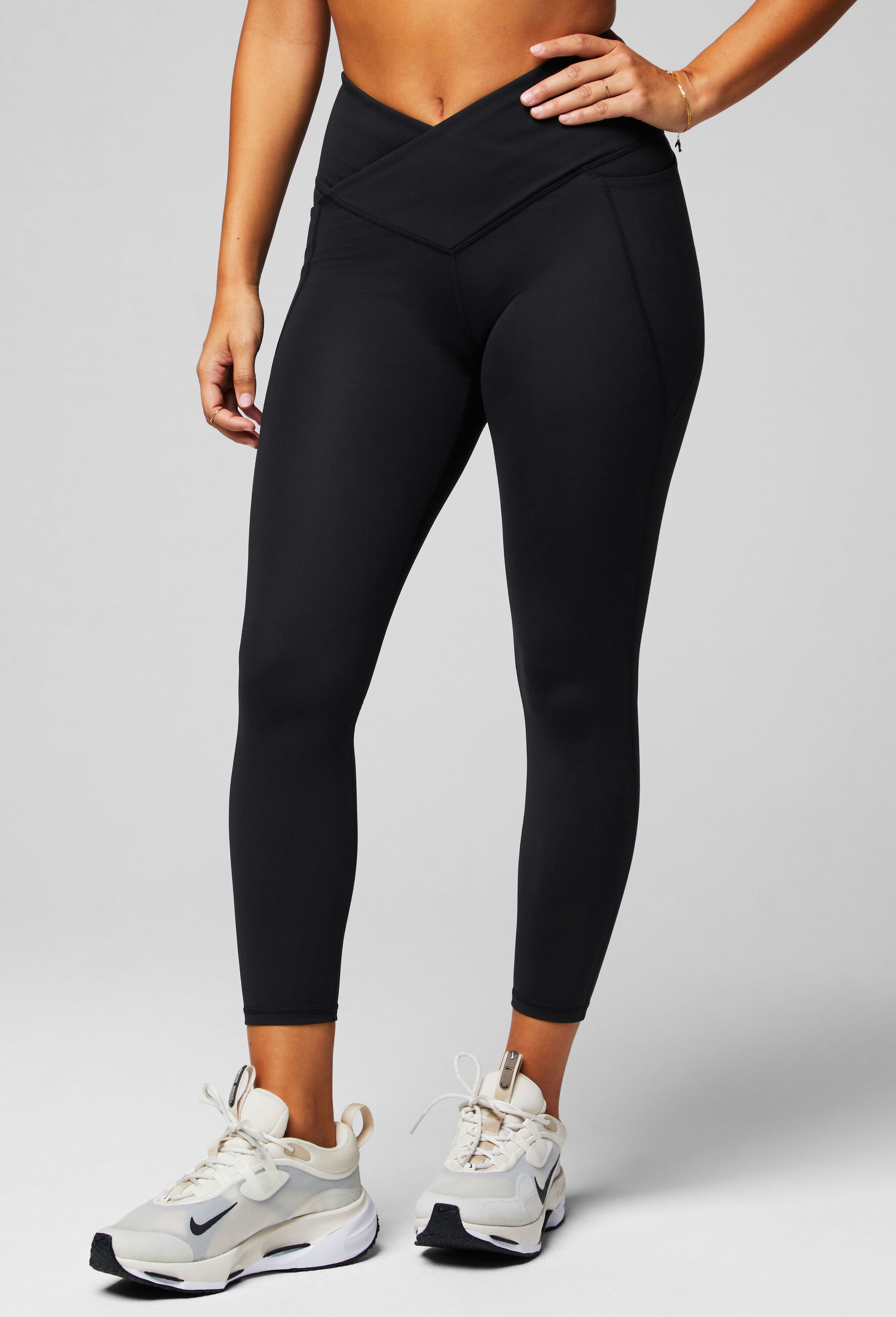 Fabletics Leggings »Fabletics Leggings Oasis PureLuxe HW Crossover 7/8 Leggings«  aus blickdichtem Stoff und mit mittlerer Kompression