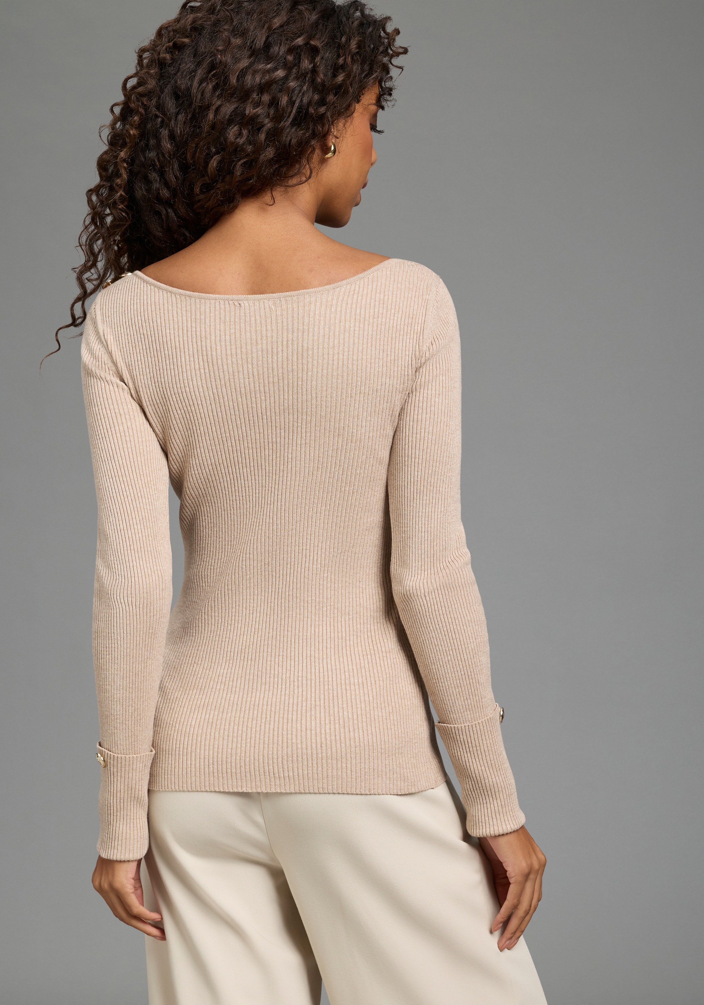 Bruno Banani Strickpullover aus Rippstrick, figurbetonte Passform, mit Aufschlag und Knopf