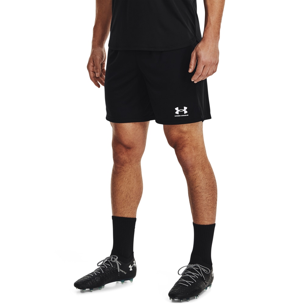 Under Armour® Shorts »UA M CHALLENGER CORE SHORT«  sportlicher Stil, für vielseitige Aktivitäten, leichtes Material