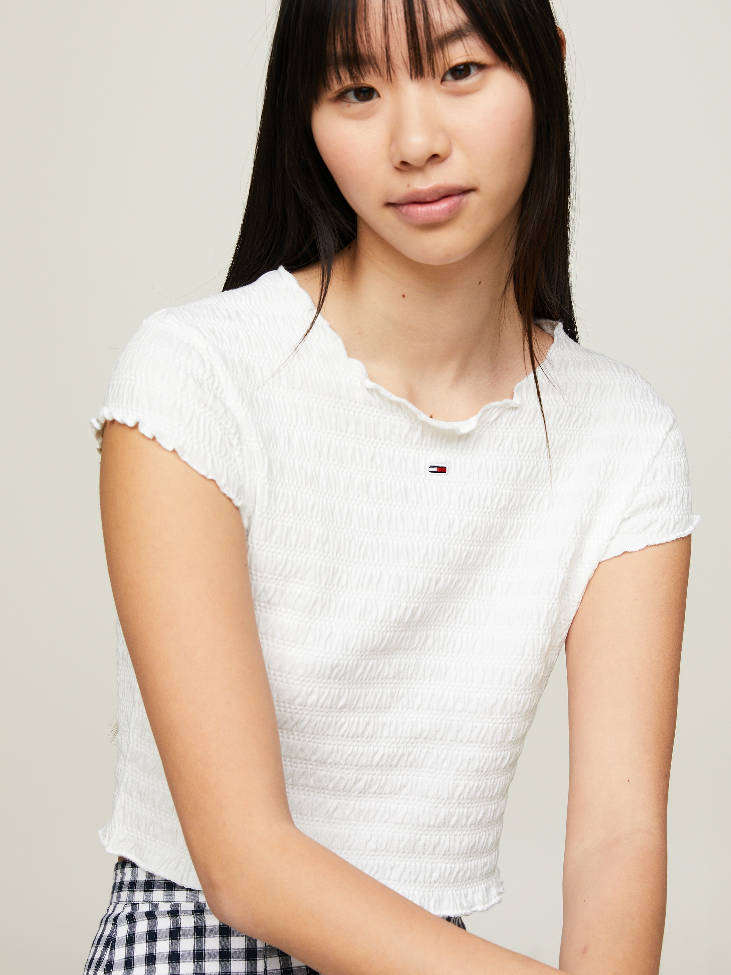 Tommy Jeans Rundhalsshirt »TJW SLIM SMOCK TEE«, allover gesmokt