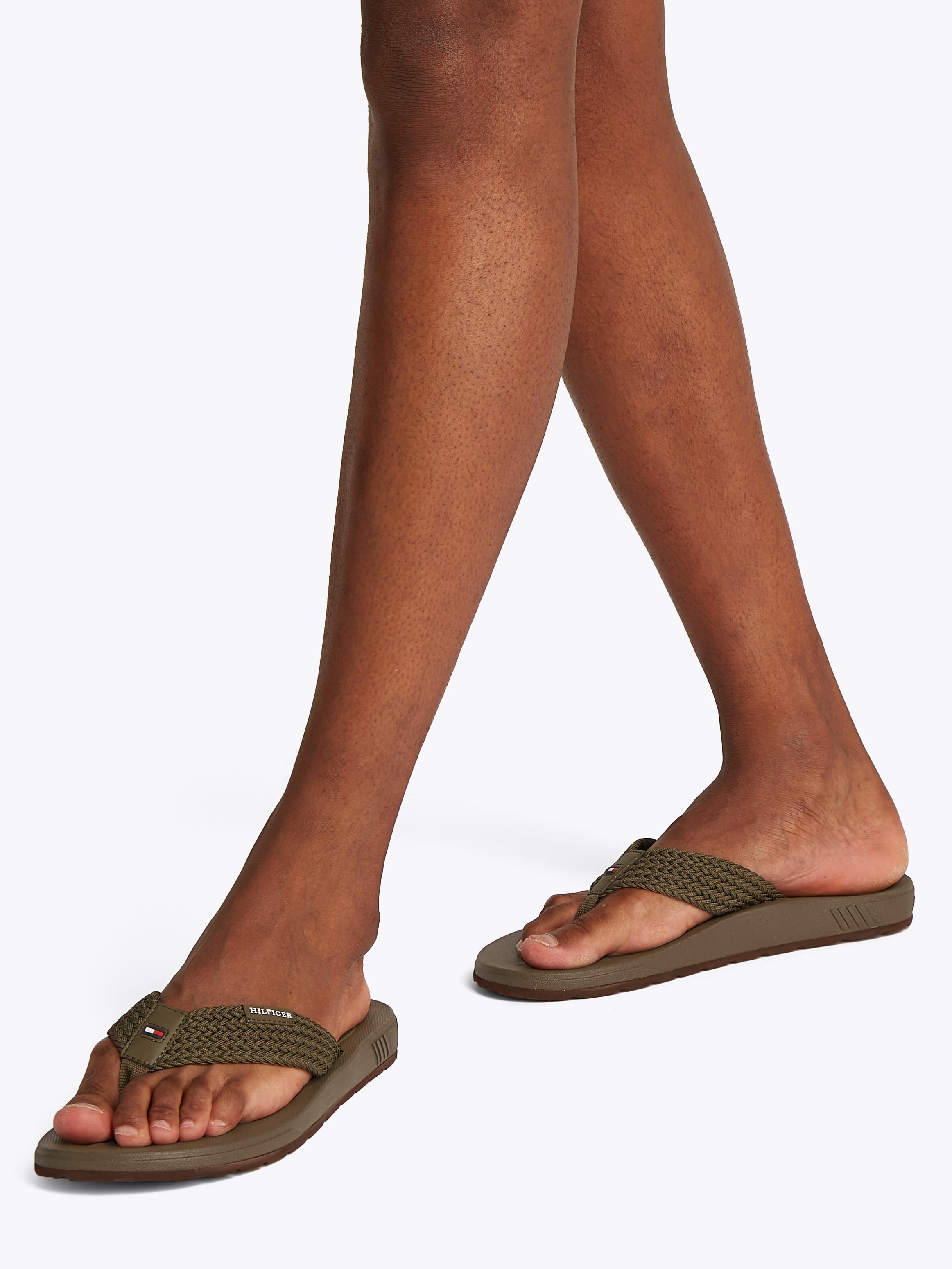 Tommy Hilfiger Zehentrenner »MOLDED HILFIGER WEB BEACH SANDAL«, Sommerschuh, Flats, Strandschuh mit seitlichem Logoschriftzug