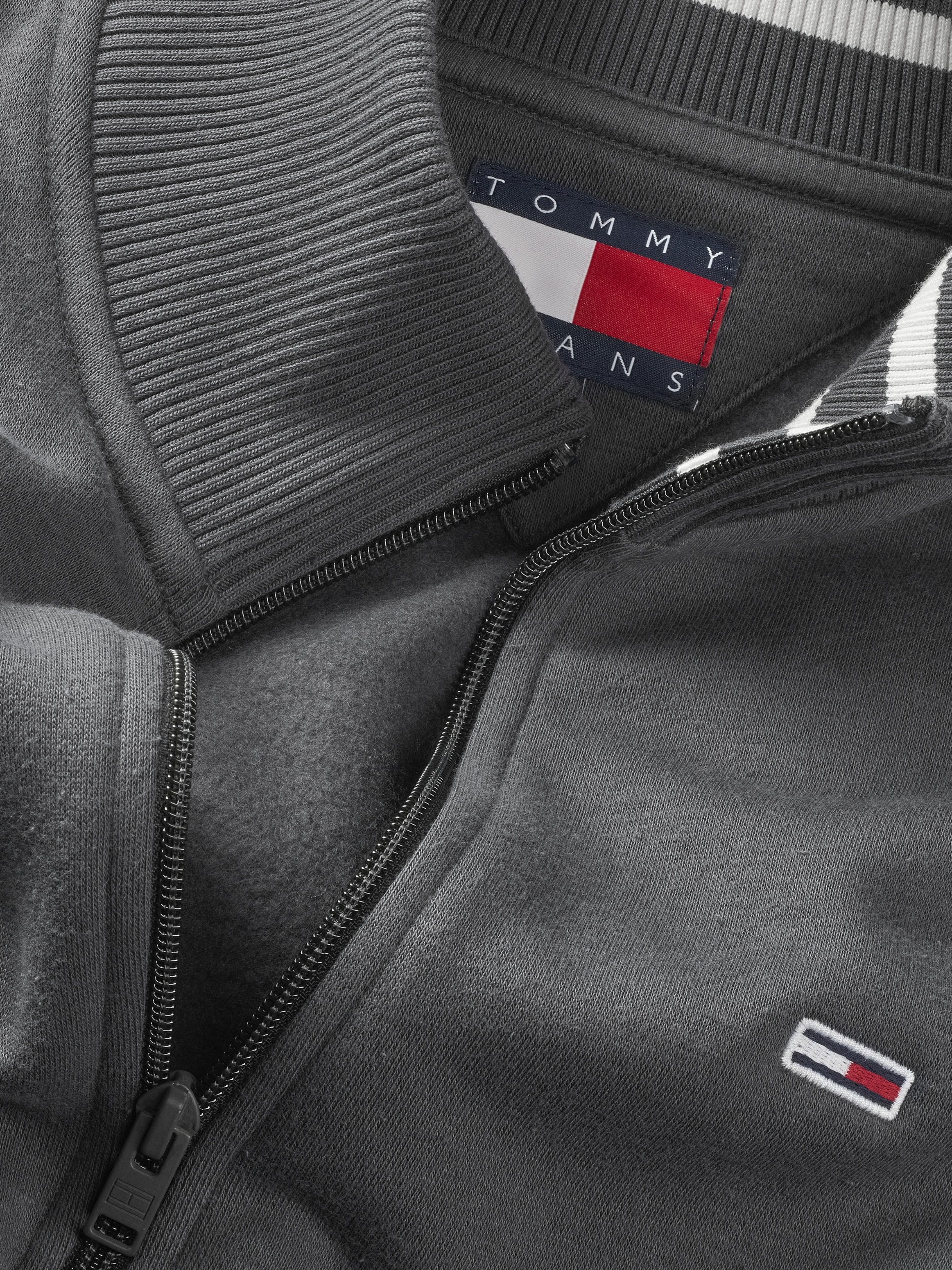 Tommy Jeans Plus Sweatjacke »TJM REG FLEECE ZIP THRU EXT«, in Großen Größen, Logostickerei