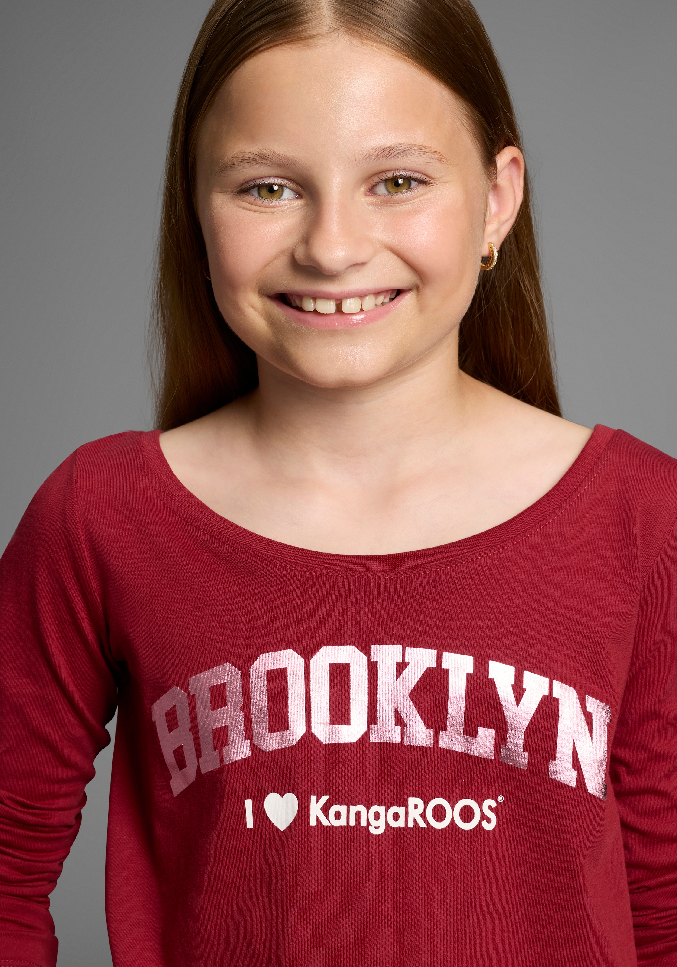 KangaROOS Langarmshirt »Shirt mit BROOKLYN Print« Trendiger Frontprint, U-Boot Ausschnitt