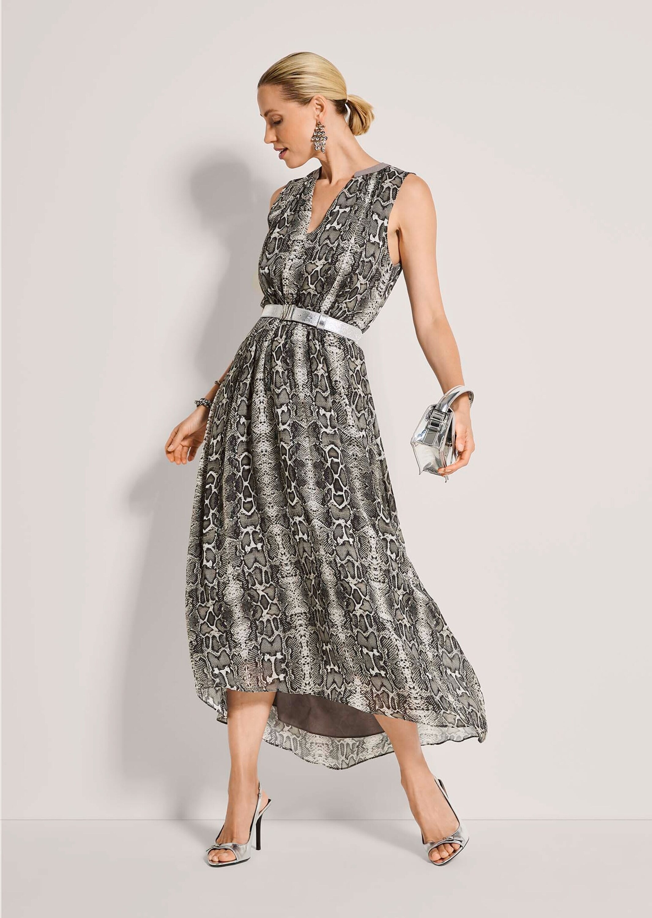 MADELEINE Midikleid »Chiffonkleid Sommerkleid mit Schlangenmuster« Kleid hinten länger als vorne