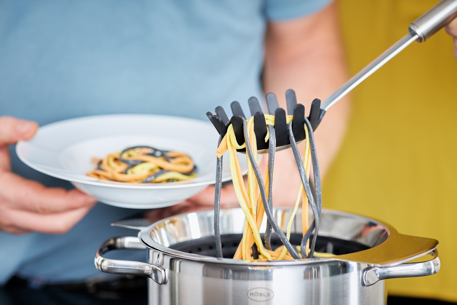 RÖSLE Nudellöffel, (1 tlg.), Spaghettiheber mit Aufhängeöse, Edelstahl 18/10, spülmaschinengeeignet