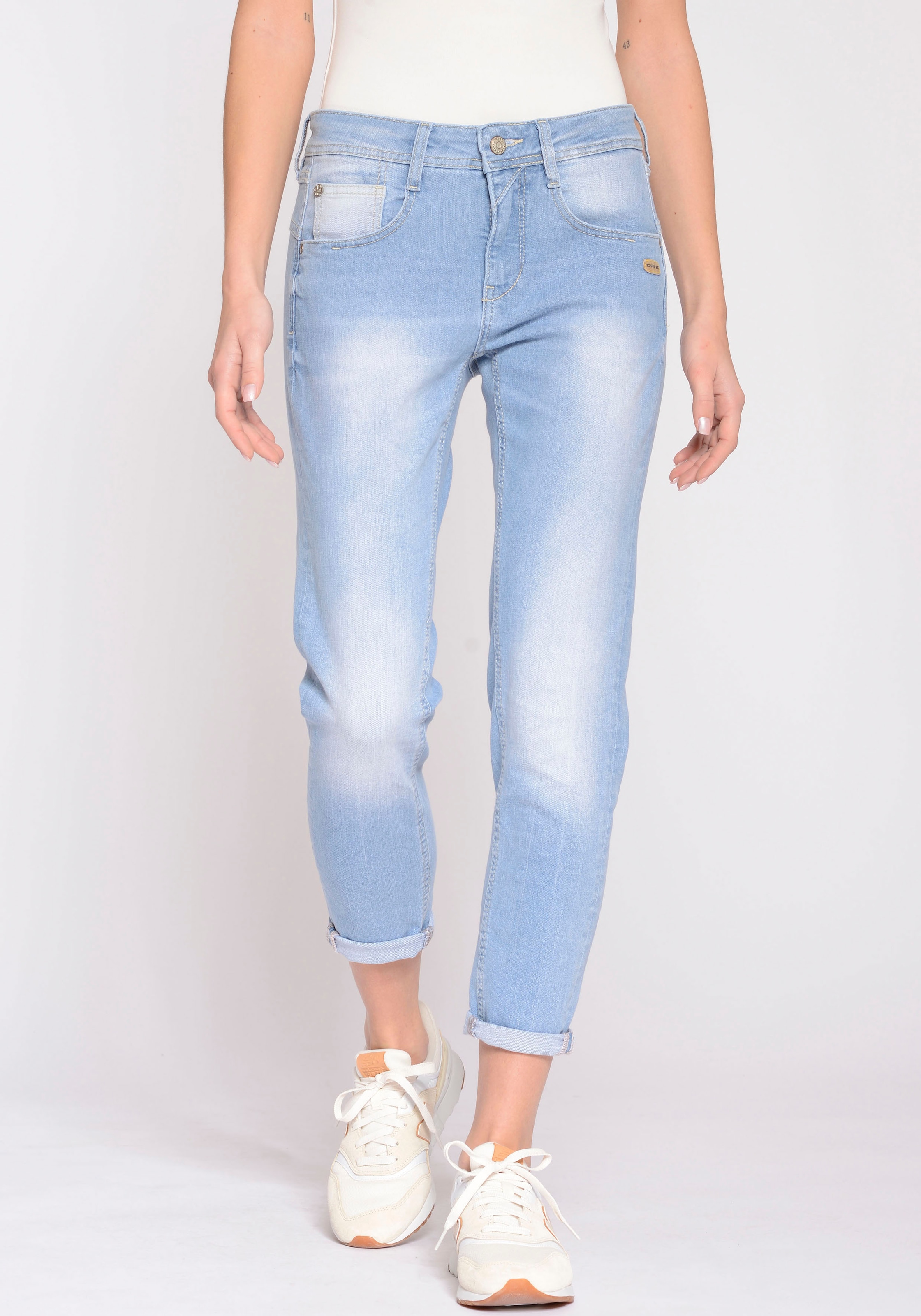 Relax-fit-Jeans mit Abriebeffekten bei ♕ GANG »94AMELIE CROPPED«,
