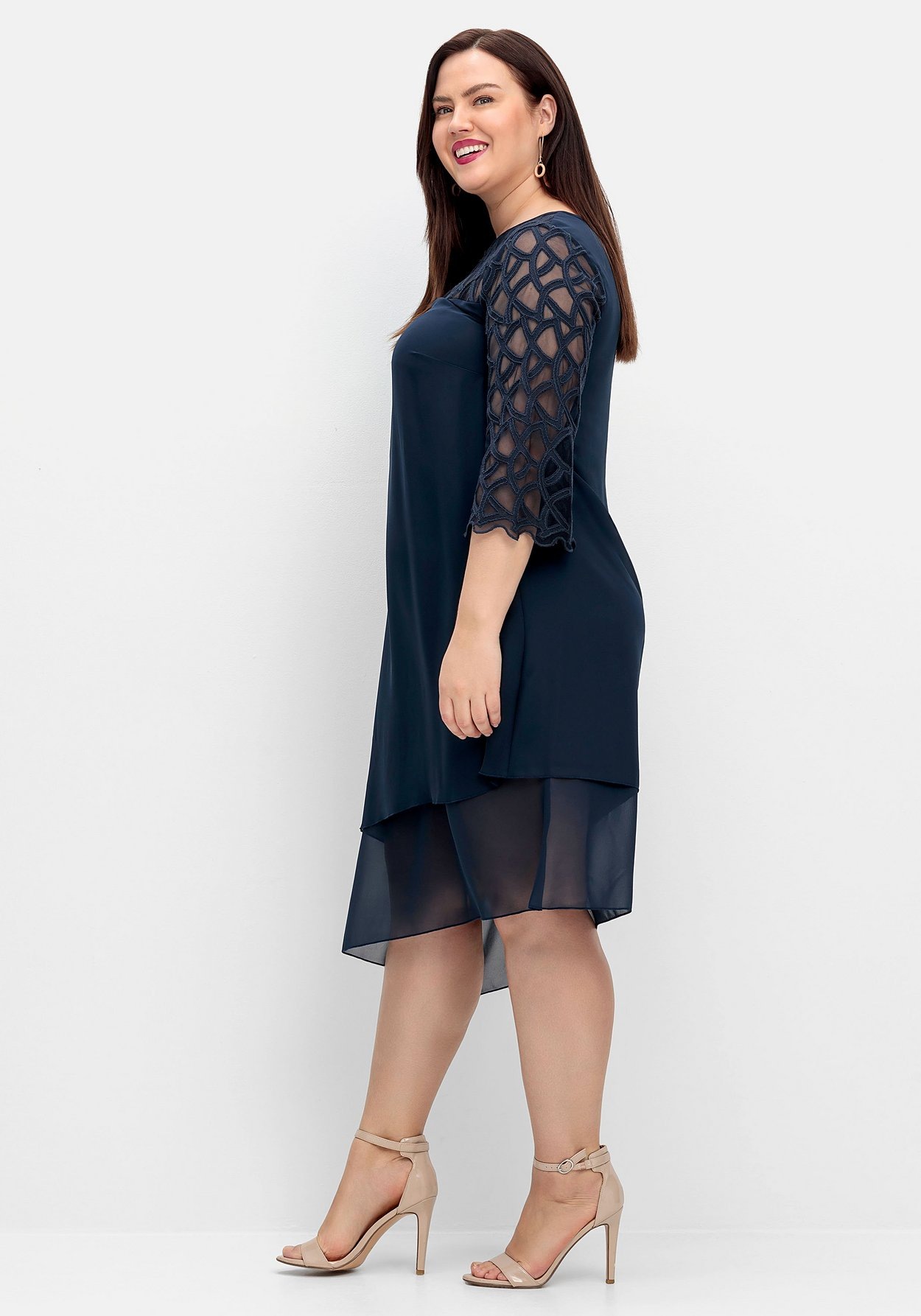 Sheego Abendkleid »Cocktailkleid mit Zierborten, im Lagenlook«