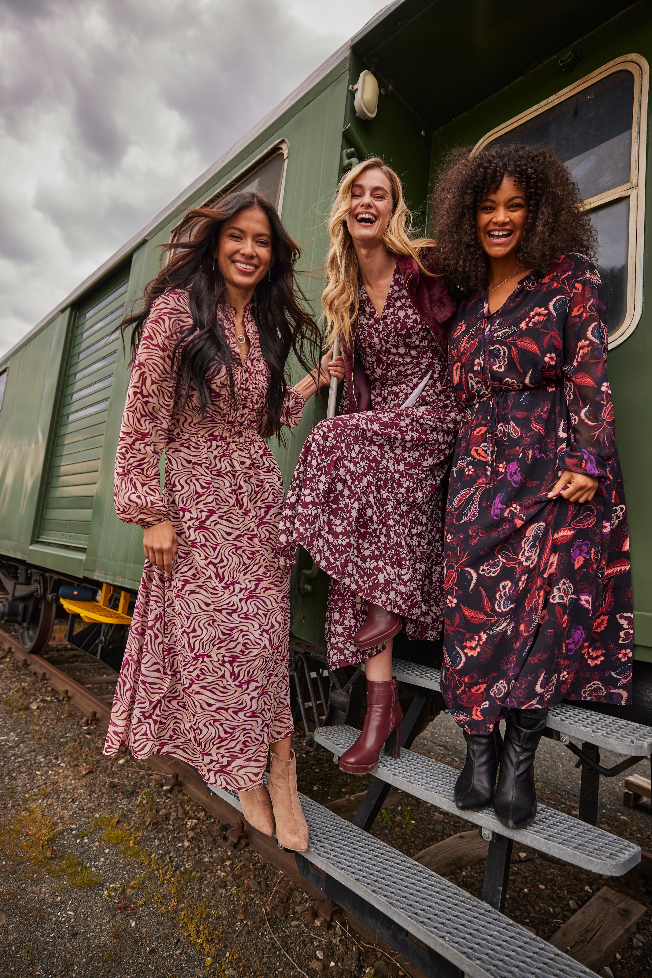 Aniston CASUAL Wickelkleid, mit grafischen Blumendruck - jedes Teil ein Unikat - NEUE KOLLEKTION