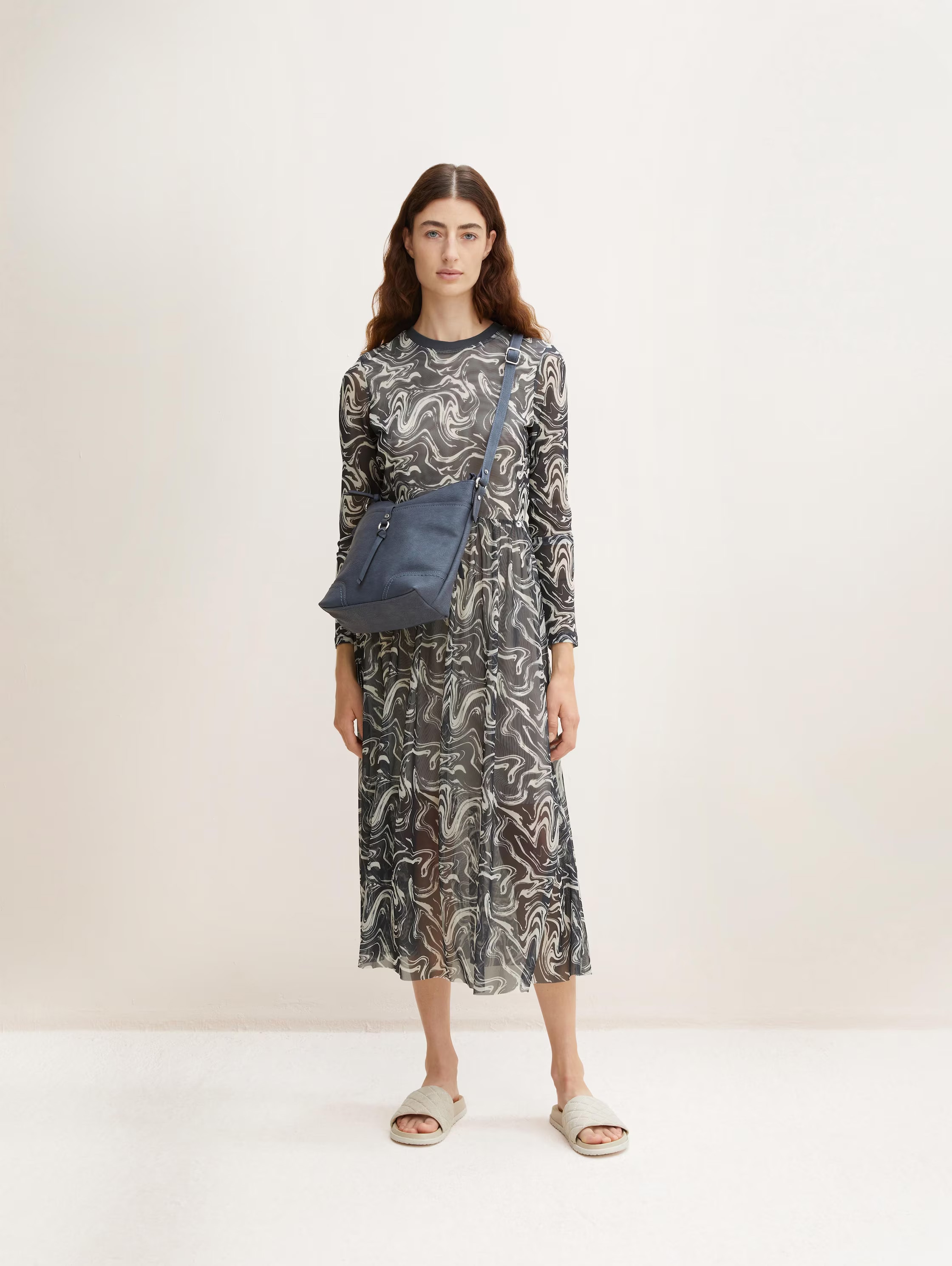 TOM TAILOR Umhängetasche »Imeri« weiches Lederimitat mit 2-tone-Effekt, Ziernähten und Dekoanhänger