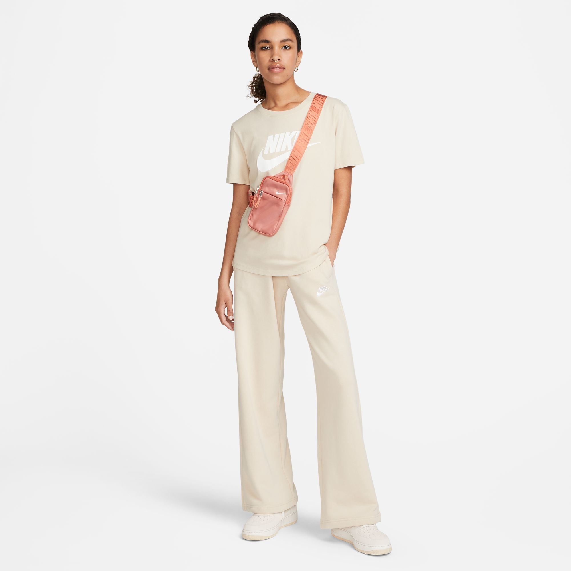 Nike Sportswear T-Shirt »ESSENTIALS WOMEN'S LOGO T-SHIRT«, Basic Damen T-Shirt mit Logo