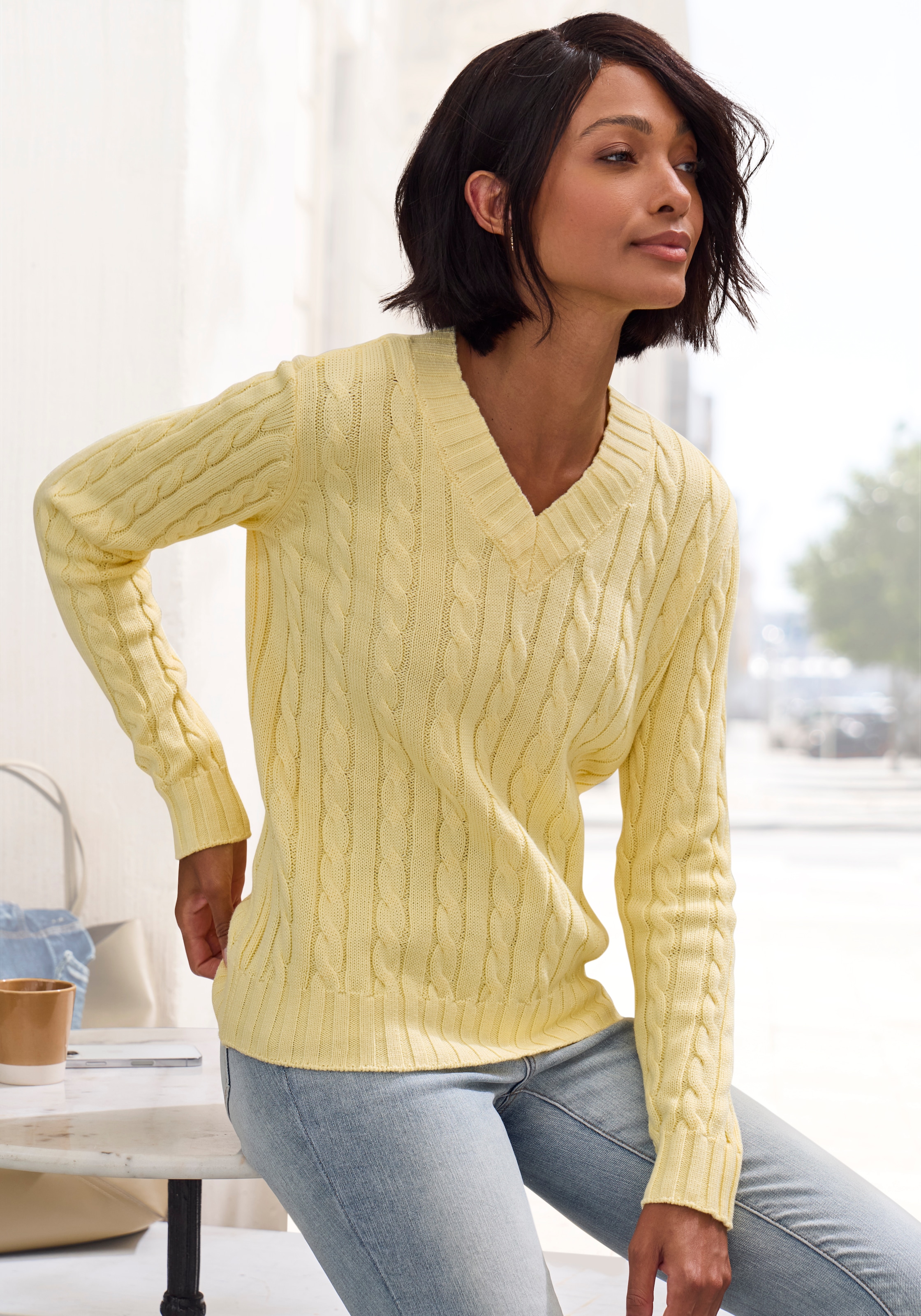 LASCANA V-Ausschnitt-Pullover »mit Zopfstrickmuster« gemütlicher Strickpullover, unifarbener Zopfpullover, klassische Form