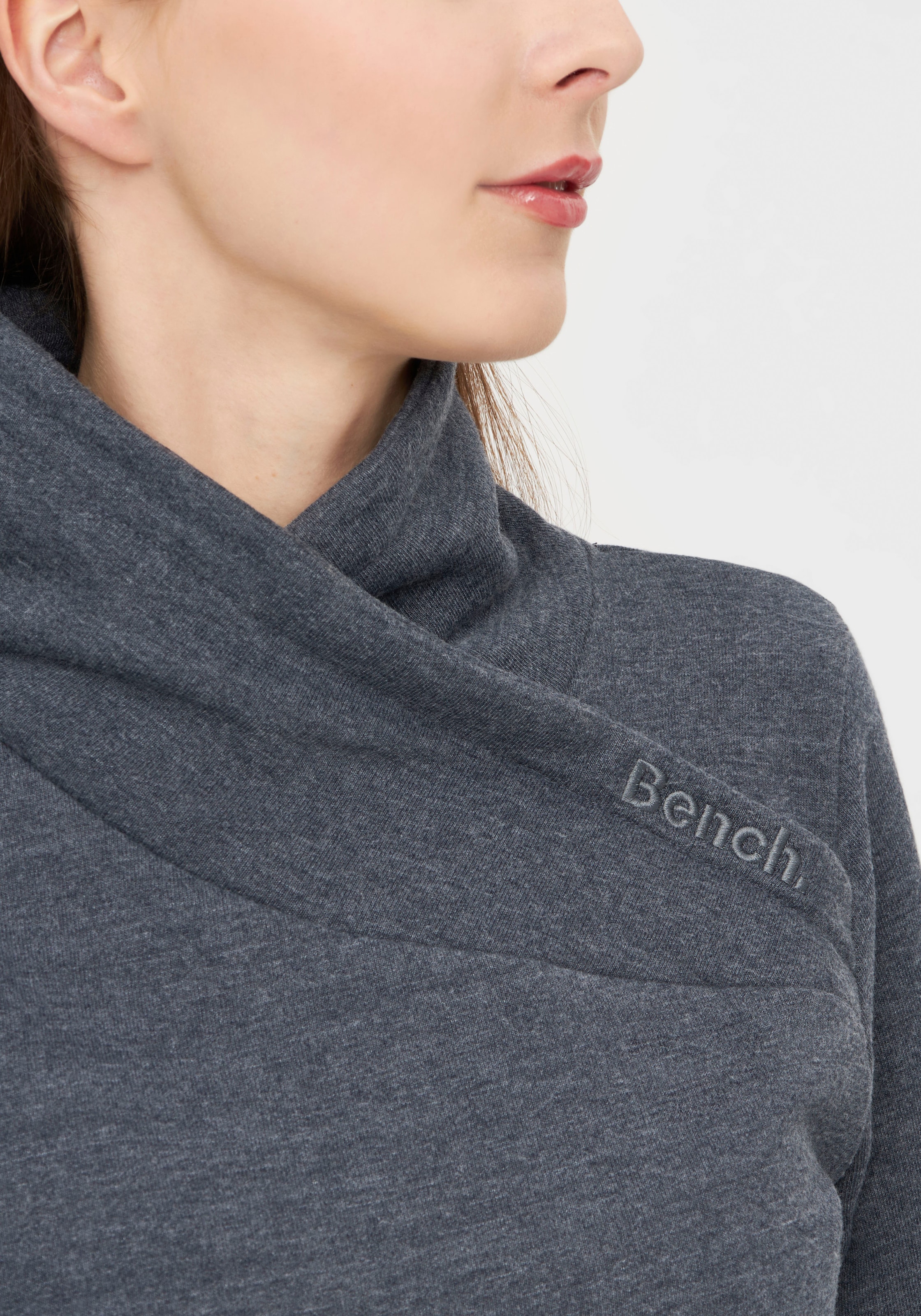 Bench. Sweatshirt »CARLA«, mit Logostickerei und Daumenlöchern