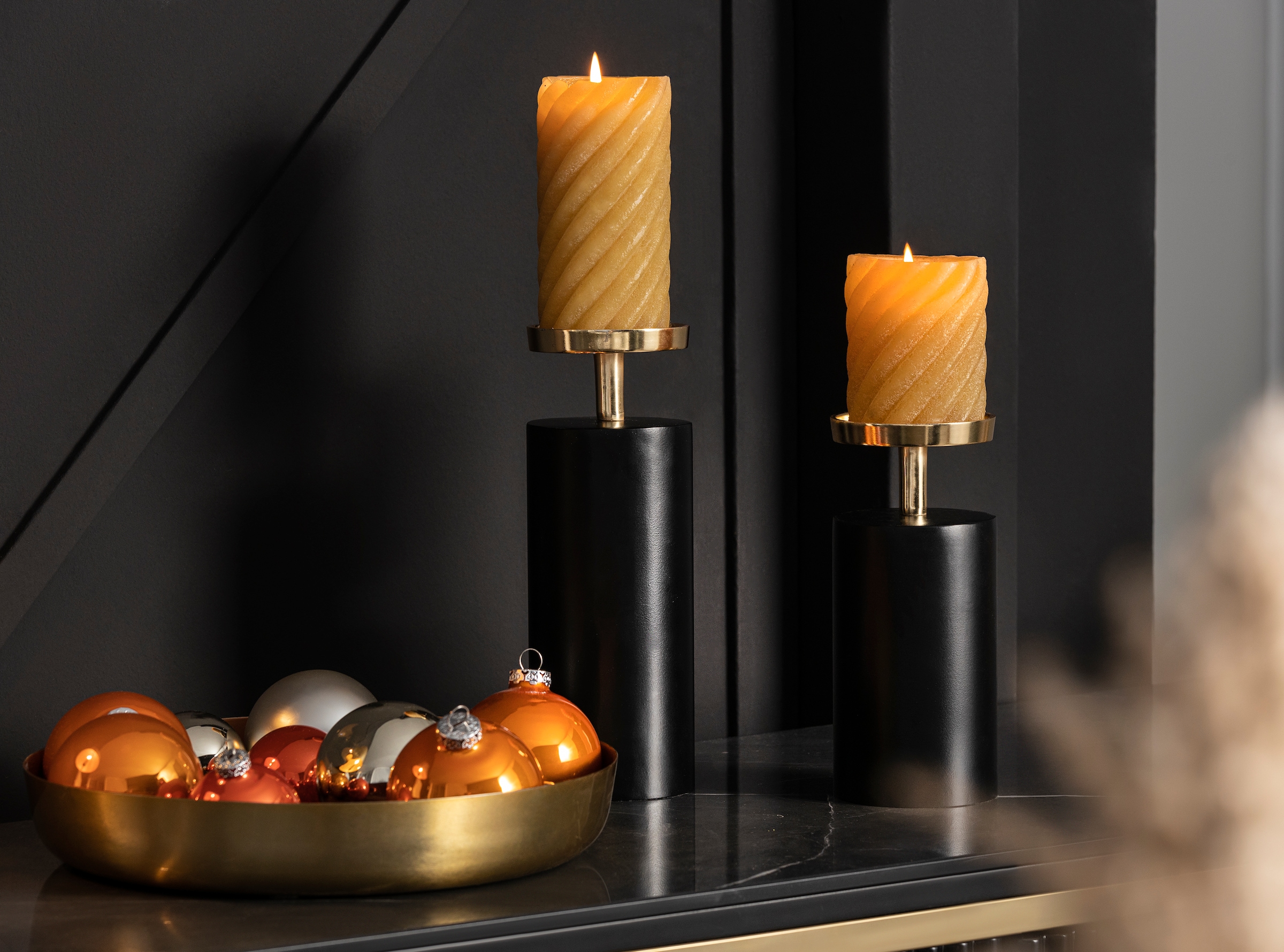 Leonique Kerzenhalter »Stumpenkerzenhalter Azlynn«, (1 St.), aus Aluminium,  mit goldfarbenen Akzenten auf Rechnung bestellen