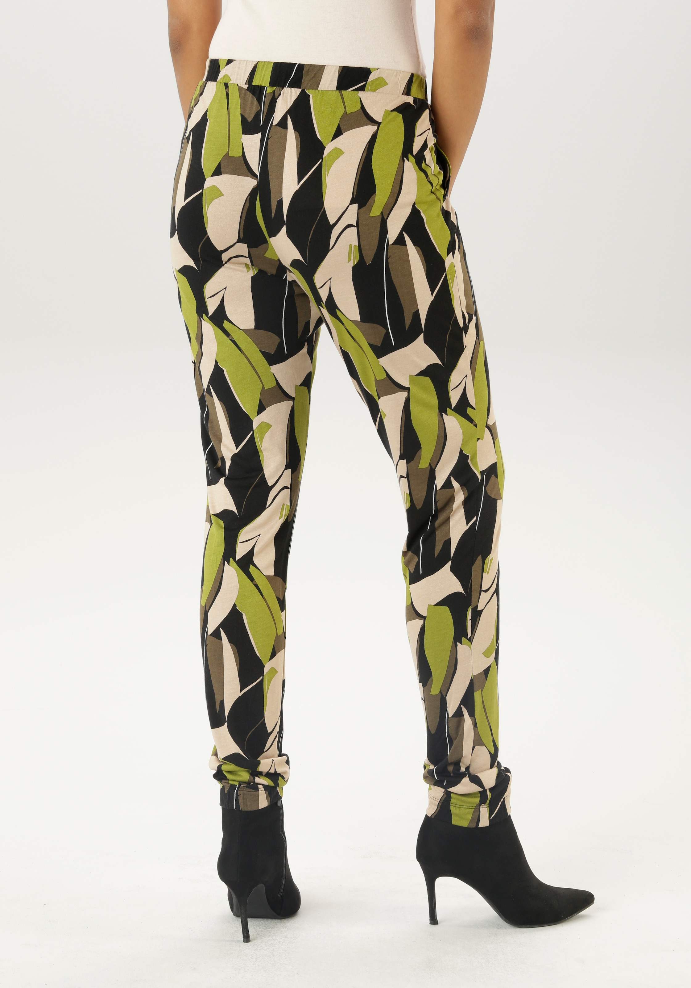 Aniston SELECTED Schlupfhose, mit trendigen Allover-Print