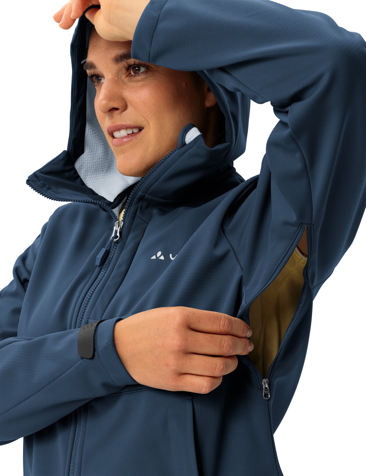 VAUDE Softshelljacke »WOMEN'S ALL YEAR ELOPE SOFTSHELL JACKET II« sportlicher Stil, winddicht, atmungsaktiv, wasserabweisend