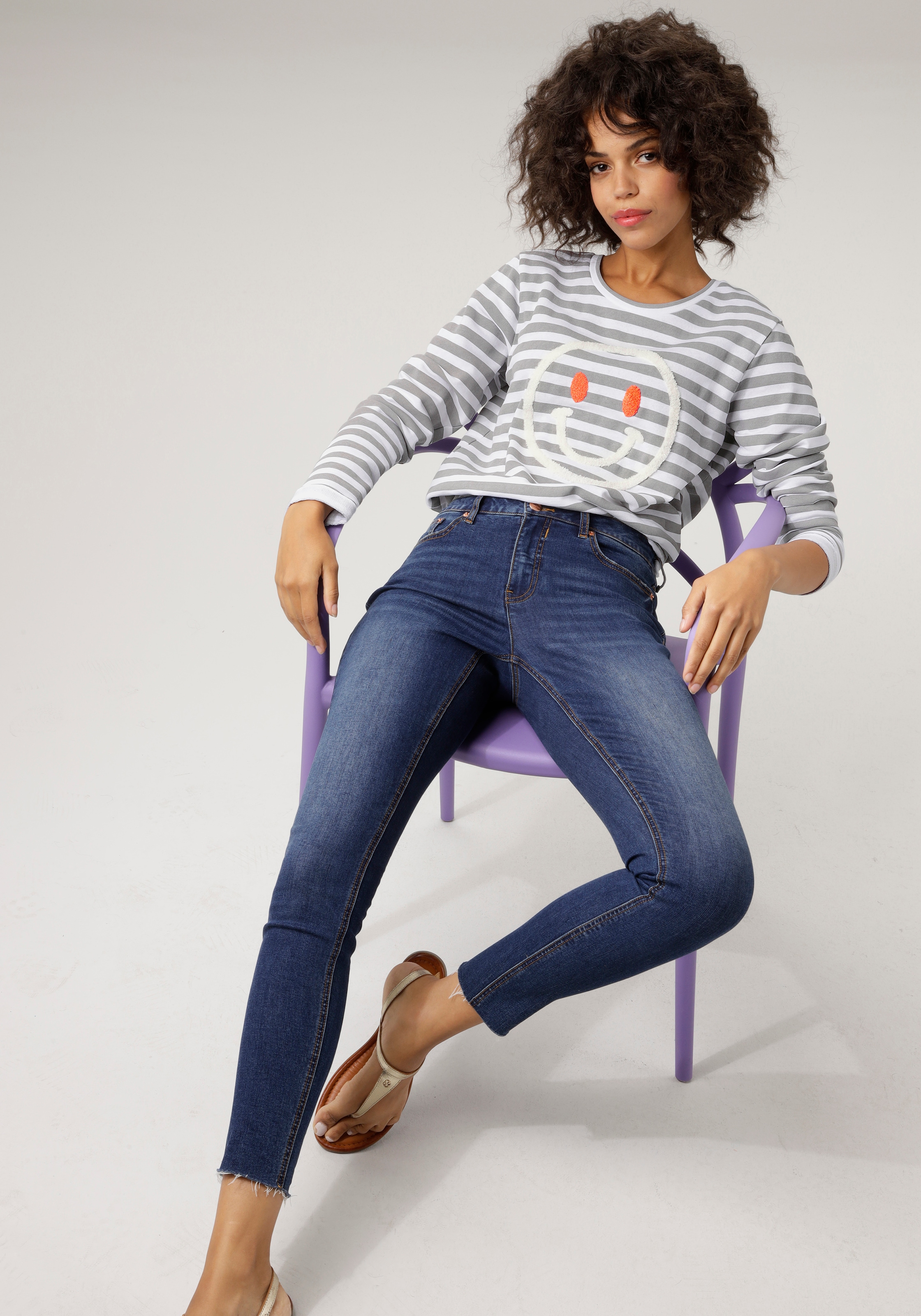 Aniston CASUAL Sweatshirt, mit fröhlicher Smiley-Applikation bei ♕