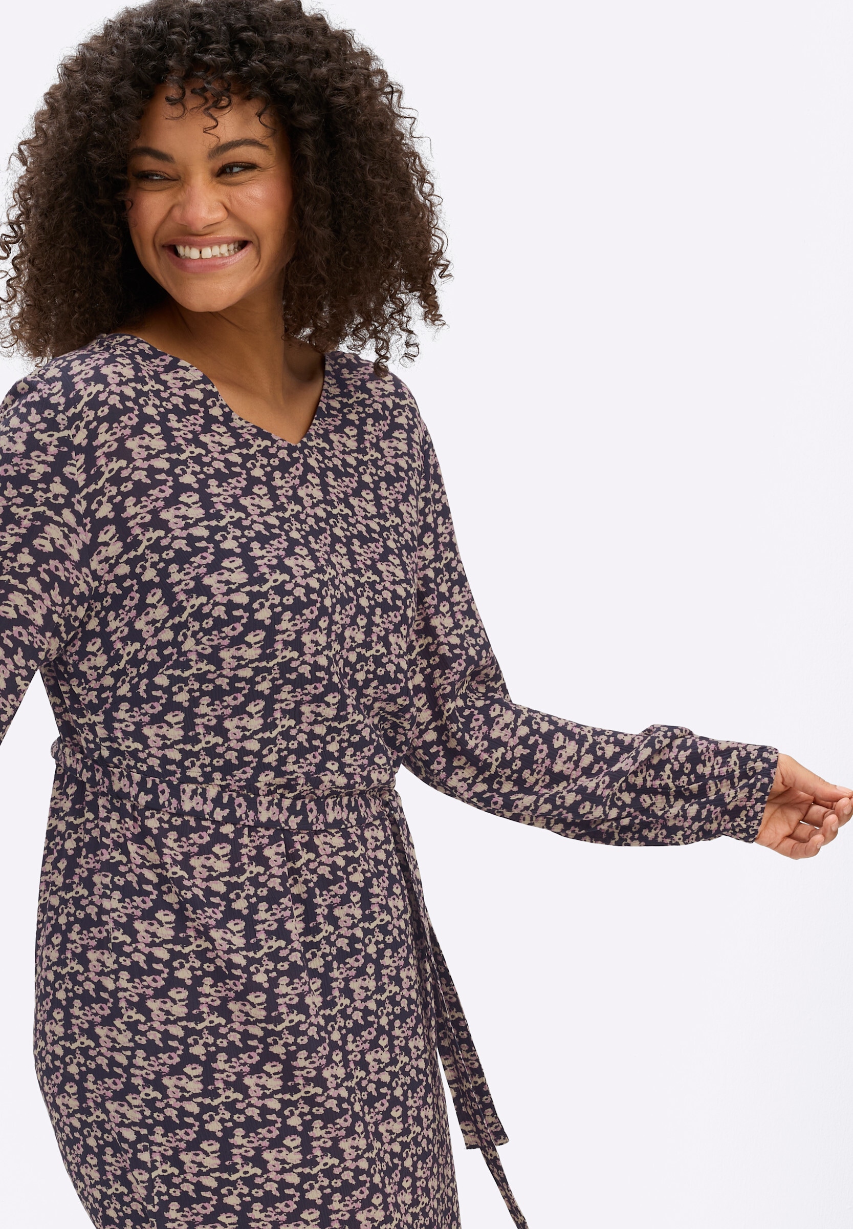 Sheego Etuikleid »Webkleid Webkleid mit Minimalprint und Bindegürtel« Ohne Tasche
