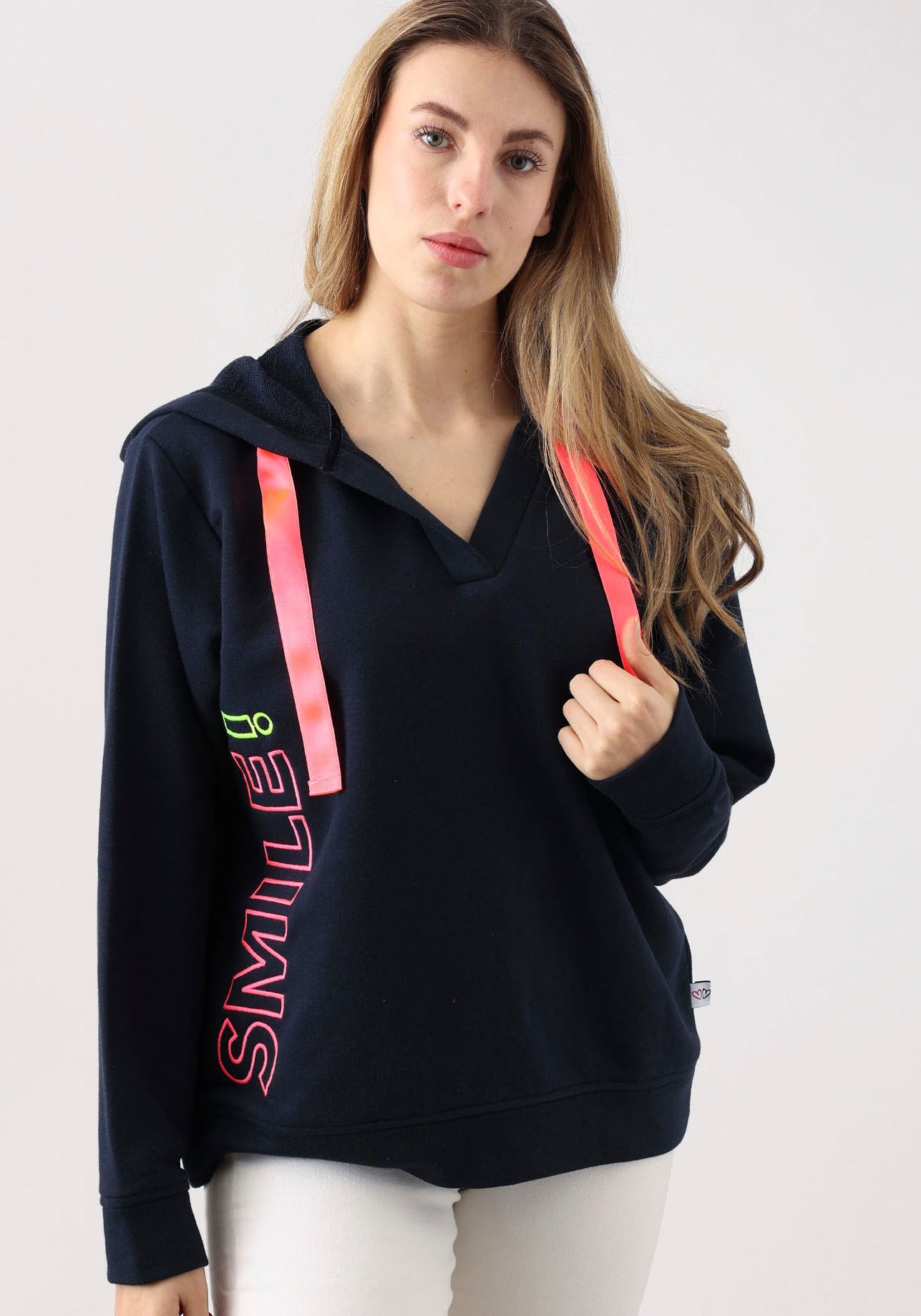 Zwillingsherz Sweatshirt »Smile«, mit V-Ausschnitt, Frontprint durch das Wort Smile, neonfarben