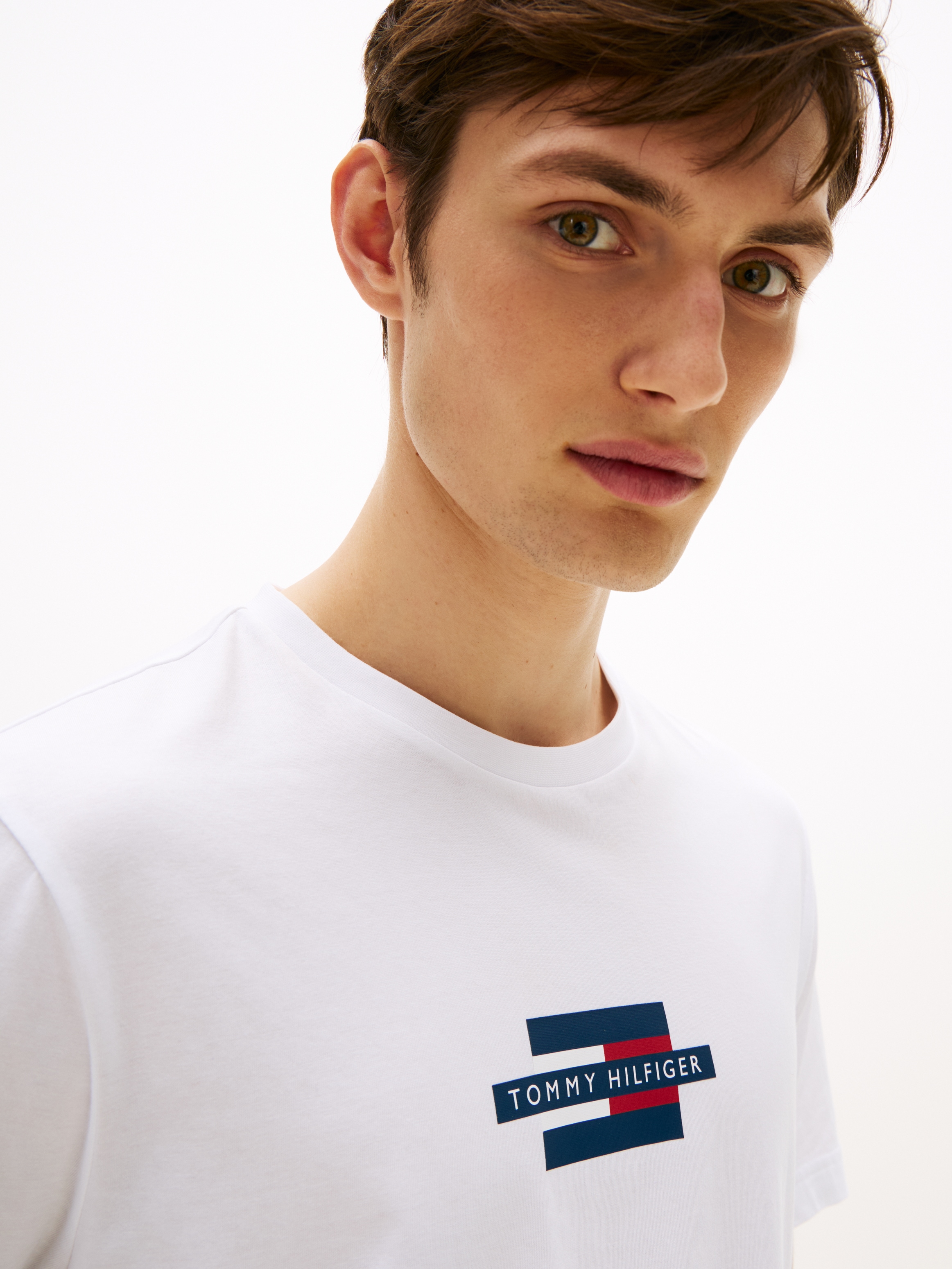 Tommy Hilfiger Kurzarmshirt »FLAG BOX TEE«, Mit Rundhalsausschnitt