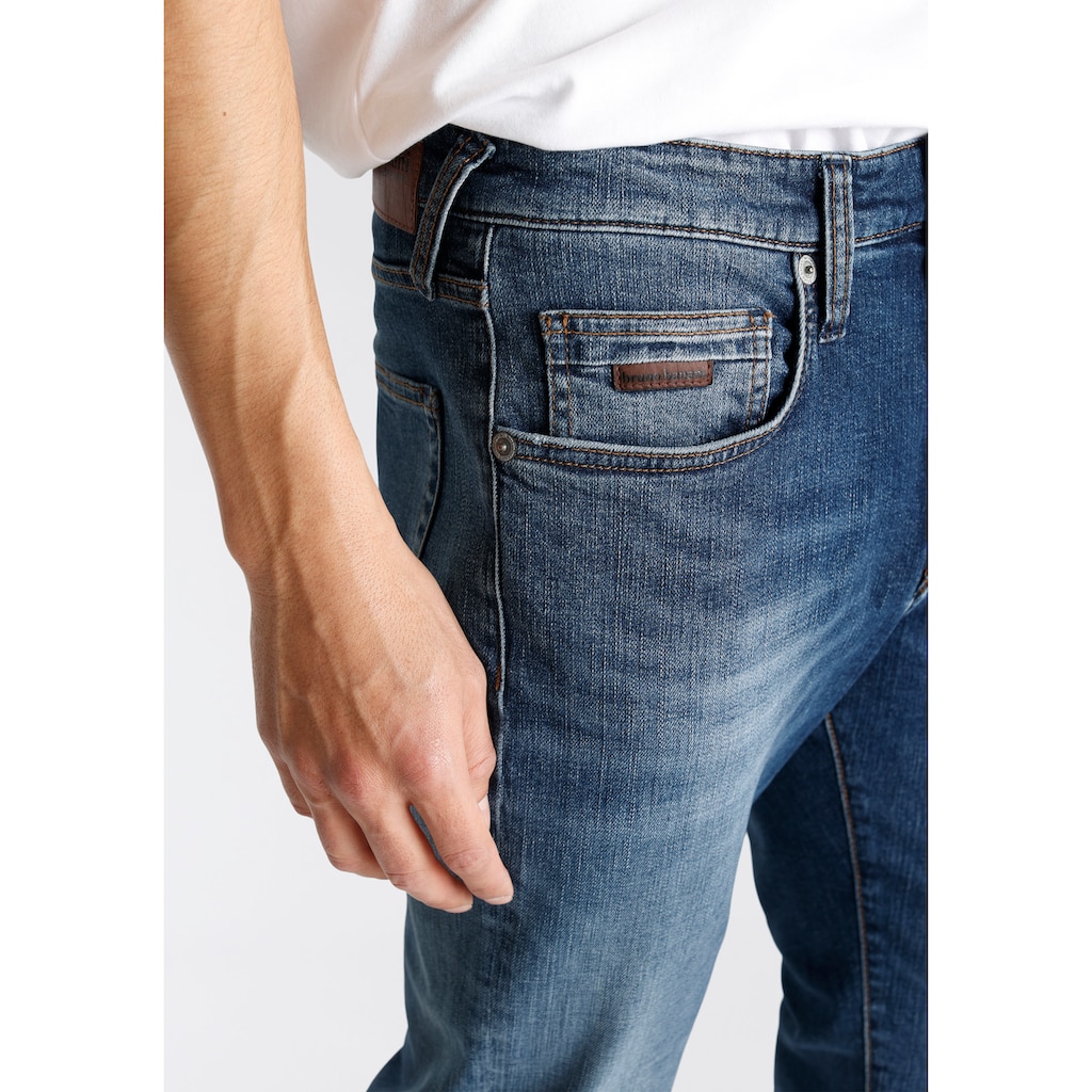 Bruno Banani Tapered-fit-Jeans »Callan«, Mit Leder Badge
