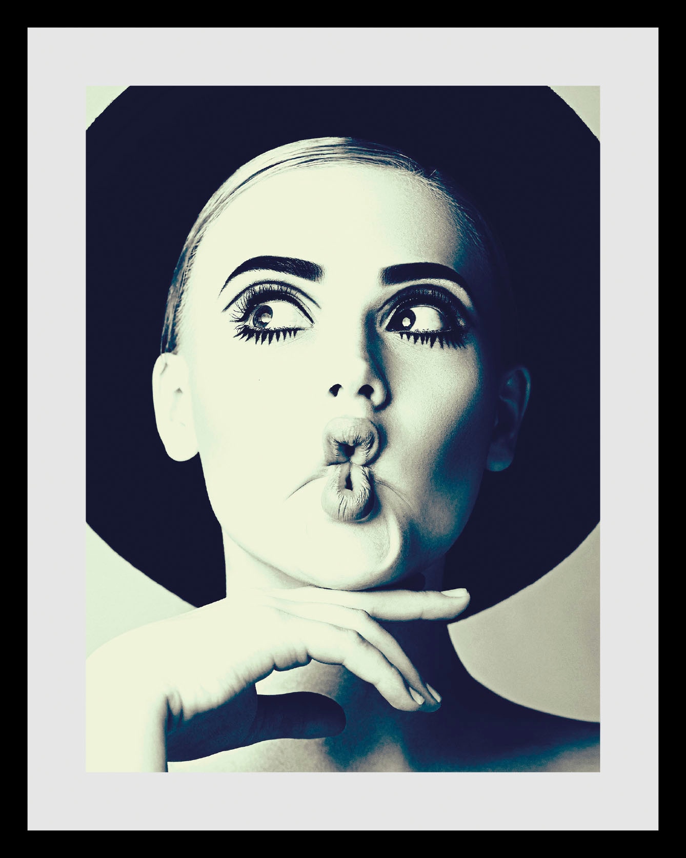 queence Bild »Duckface«, Frau-Bilder von Frauen-Art-Kunst-Fashion-Mode-Magazincover-Schwarz-Weiß, (1 St.), HD Premium Poster-Druck inkl. Holzrahmen