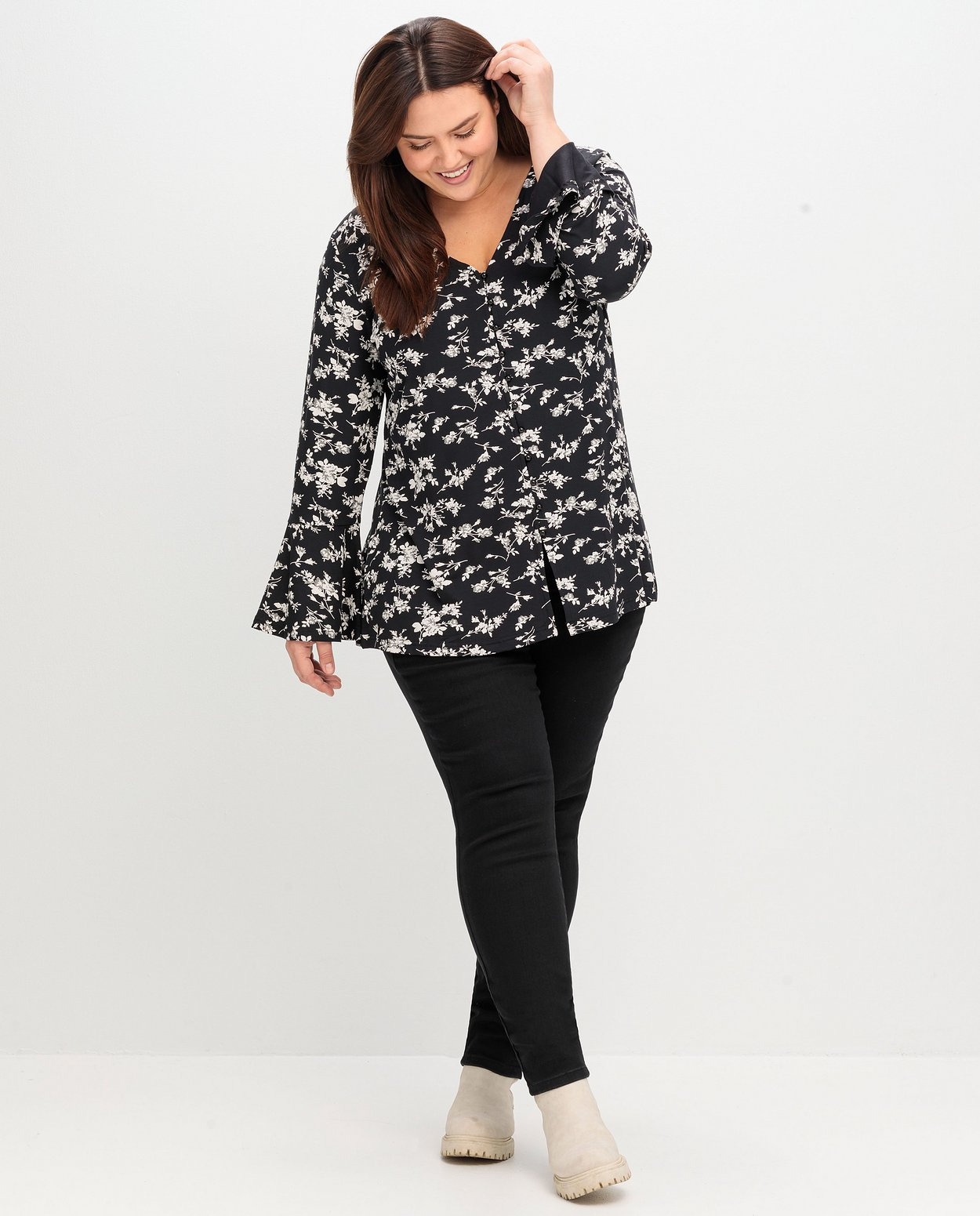 Sheego Langarmshirt »Langarmshirt mit Biesen und Volantärmeln«, mit Biesen und Volantärmeln